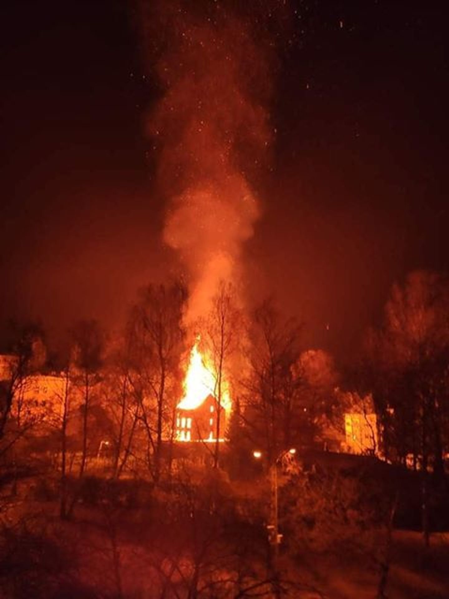 Požár v Kopřivnici - 2 - GALERIE: Požáry ve Dvoře Králové nad Labem a v Kopřivnici (14/18)