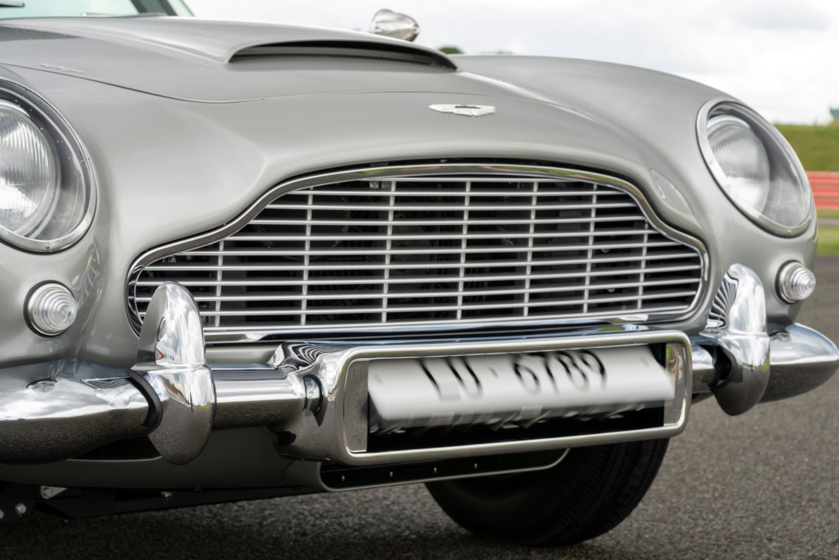 Aston Martin DB5 podle Jamese Bonda - 70 - Fotogalerie: Prohlédněte si výzbroj Aston Martin DB5 podle Jamese Bonda (2/32)