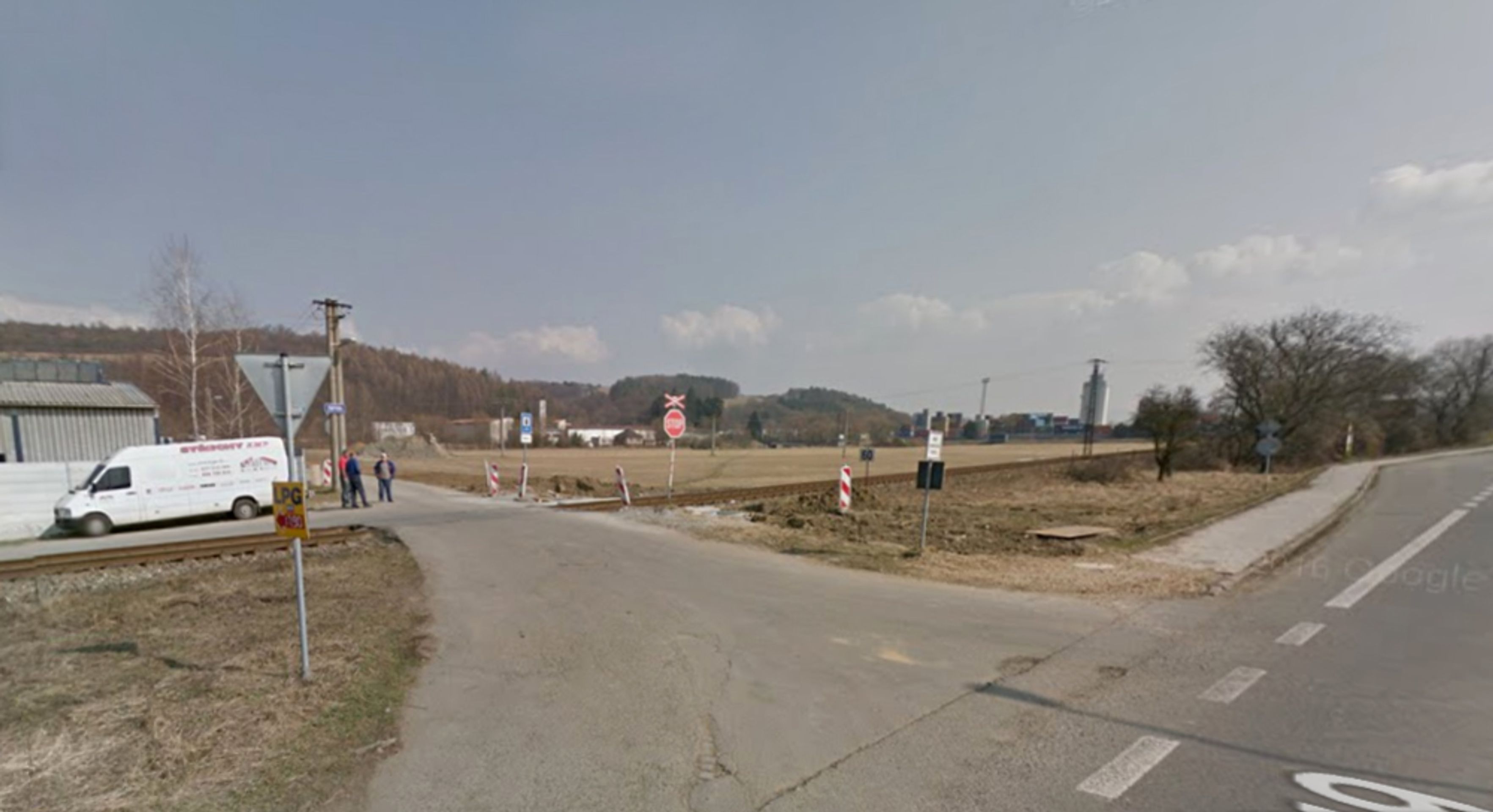 Nebezpečné přejezdy: P 8251, Otrokovice - Vizovice, Zlínský kraj - přejezd bez světel, řešení: se závorami. DŮVOD: Frekventovaný přejezd, krátký nájezd do křižovatky s hlavní silnicí, velmi vysoká nehodovost, 5 nehod od r. 2008 - GALERIE: Nebezpečné přejezdy - Zlínský kraj, Jihomoravský kraj, Jihočeský kraj (3/11)