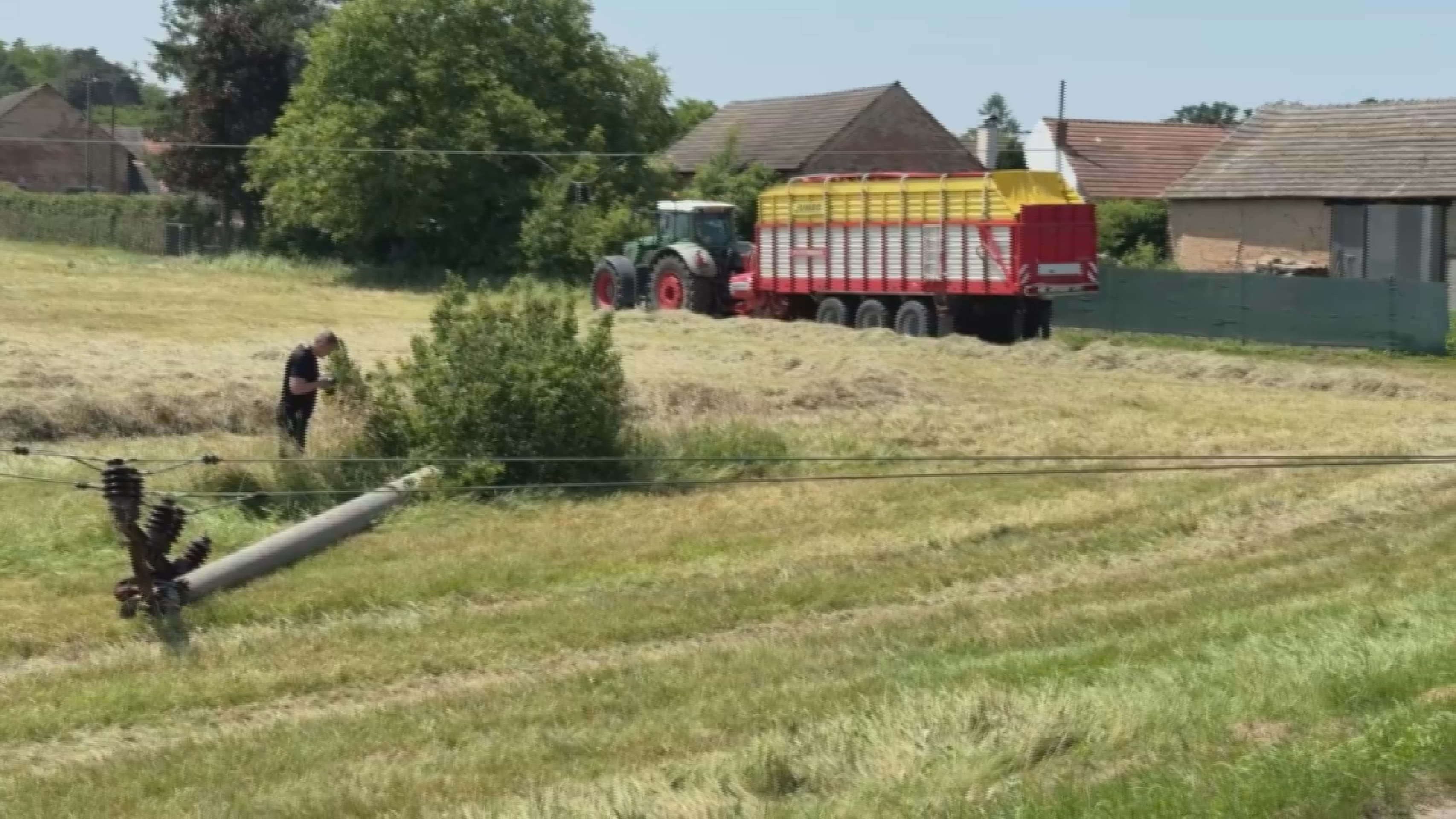 Traktorista porazil sloup elektrického vedení. V nemocnici skončili dva lidé - Traktor shodil elektrické vedení (4/9)