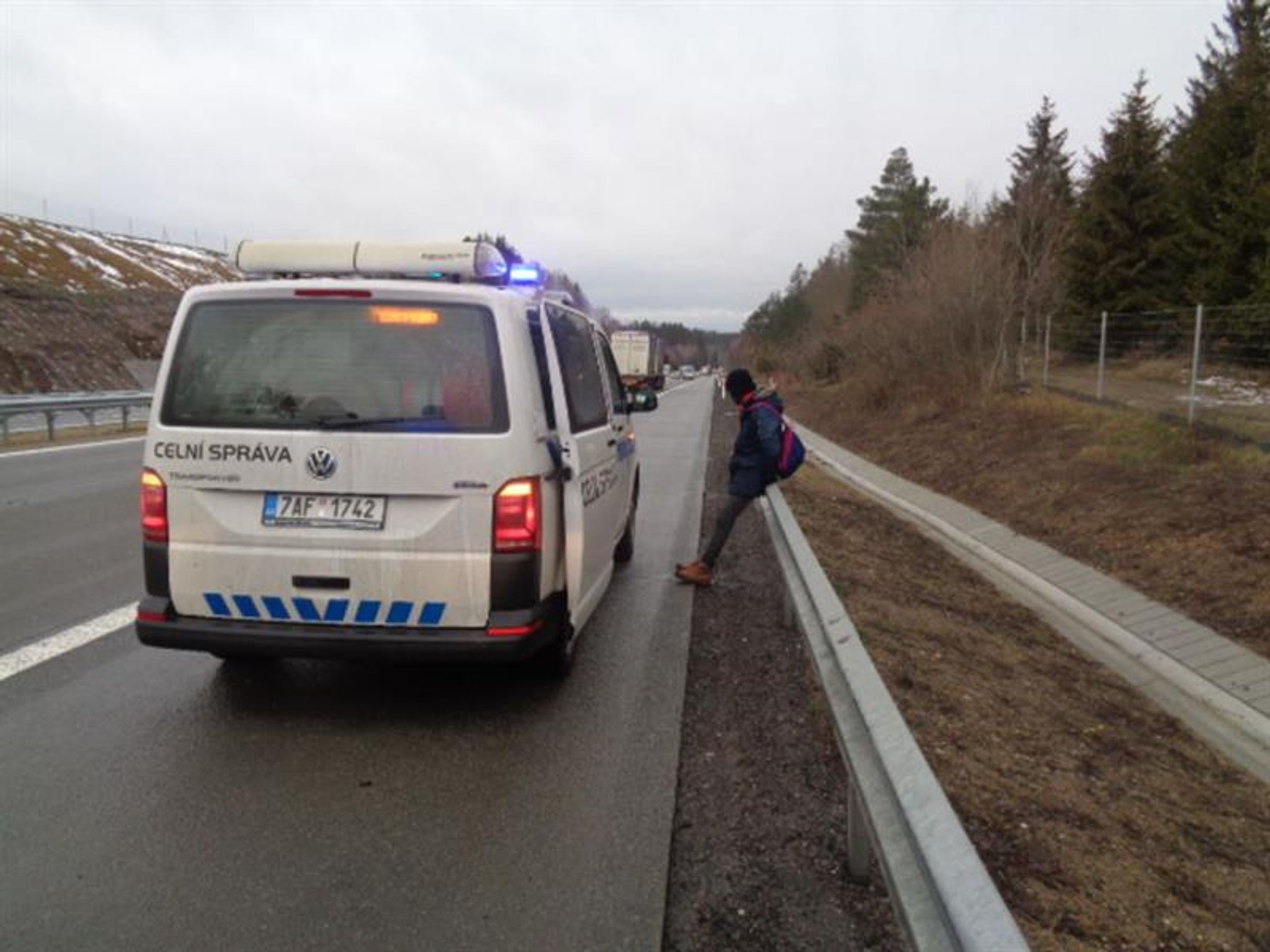 NA D1 chytili imigranta. Tvrdil, že jde z Belgie do Anglie - GALERIE: Na D1 chytili imigranta. Tvrdil, že jde z Belgie do Anglie (2/3)