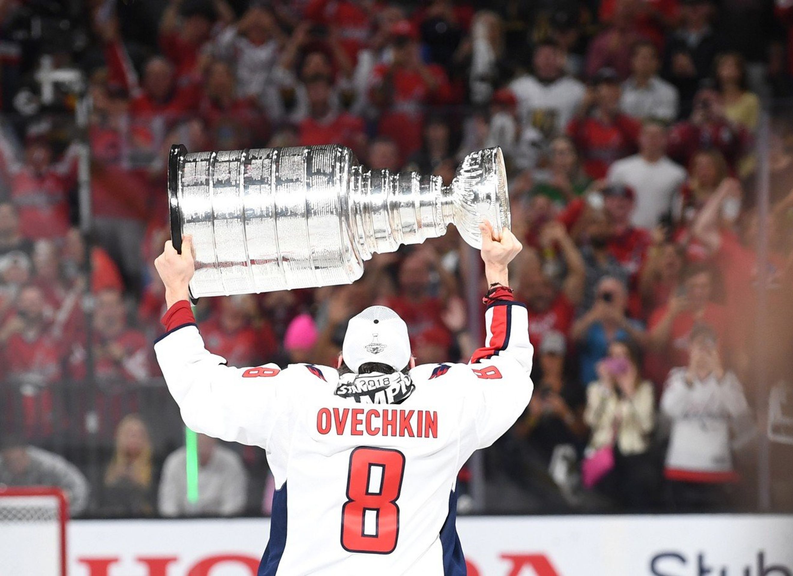 Oslavy hokejistů Washington Capitals - GALERIE: Oslavy hokejistů Washingtonu těsně po vítězném zápase (6/6)