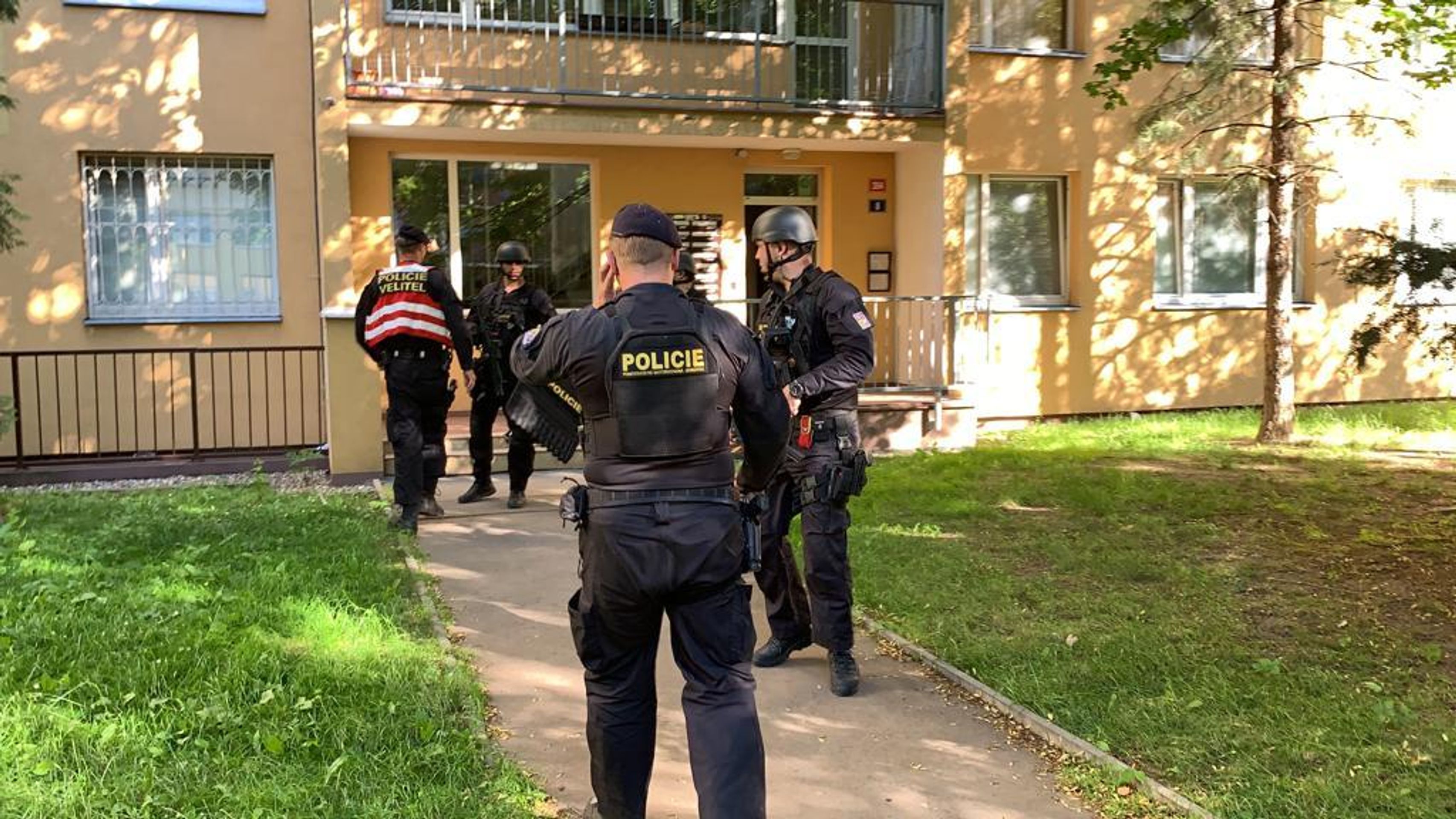 Muž v Praze hrozil zbraní - 9 - GALERIE: Opilí muž měl ohrožovat okolí puškou (5/11)