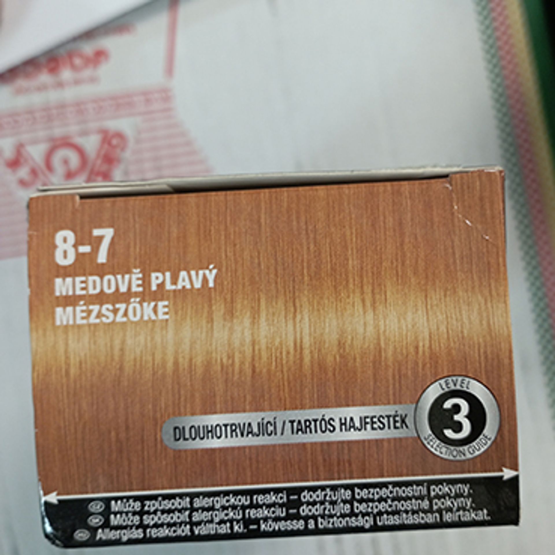 Barva na vlasy SALONPLEX Permanent Coloration 8-7 Medově plavý (3) - Zdraví závadná kosmetika (8/37)