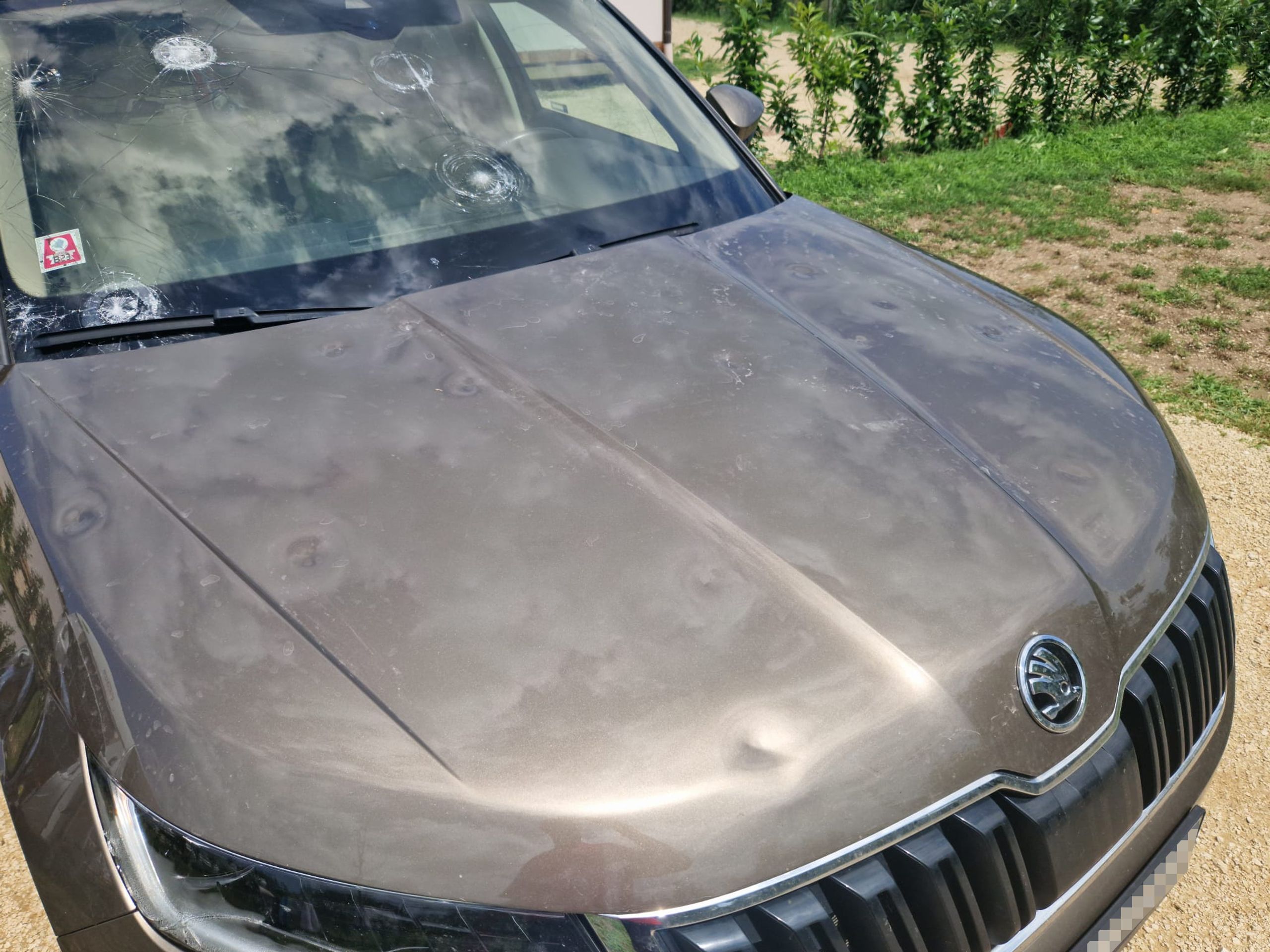 Kroupy v Itálii (1) - České rodině zničily auto kroupy (5/8)