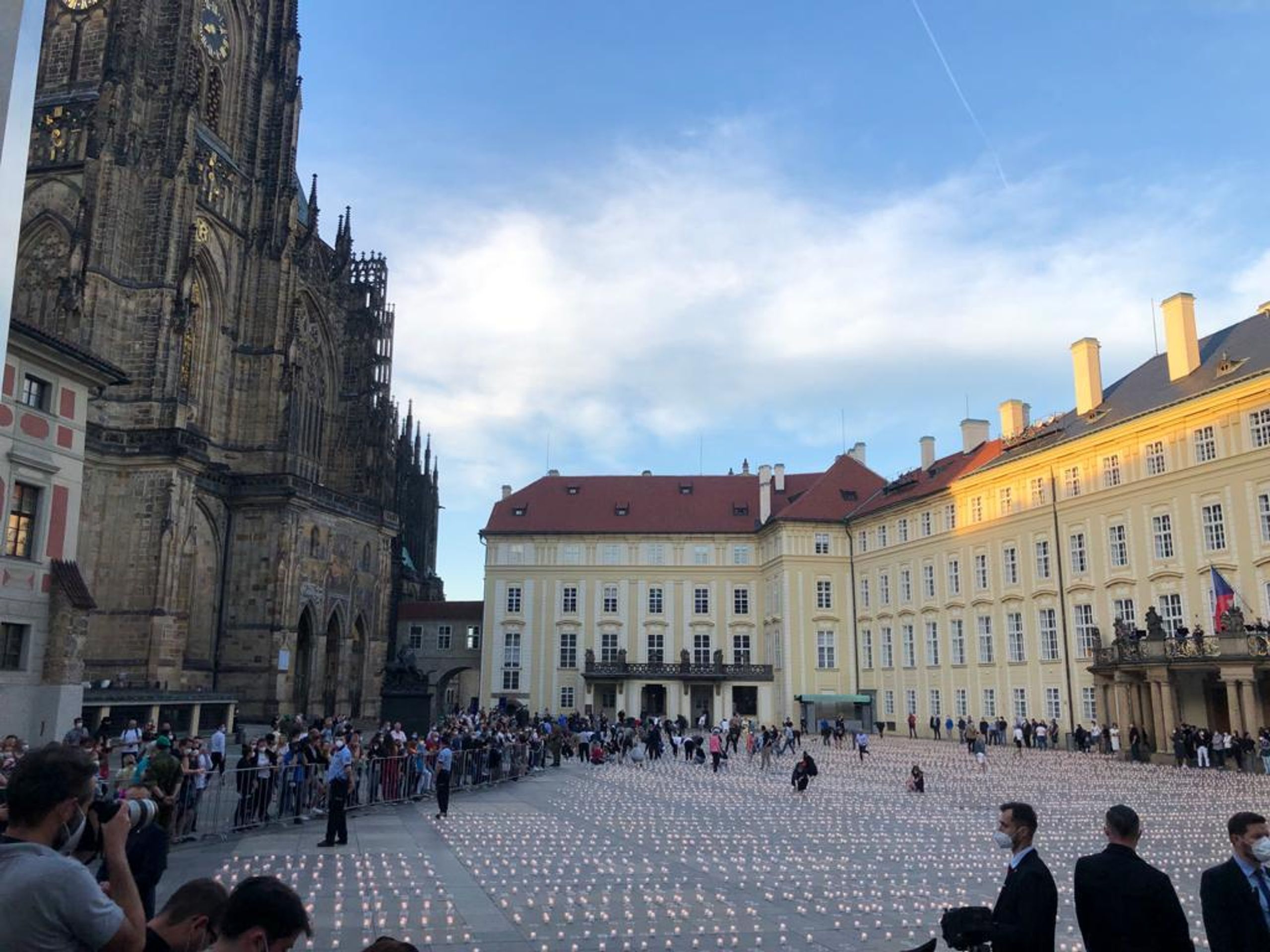 Pietní akce na Pražském hradě - 3 - GALERIE: Pietní akt za oběti koronaviru na Pražském hradě (6/9)