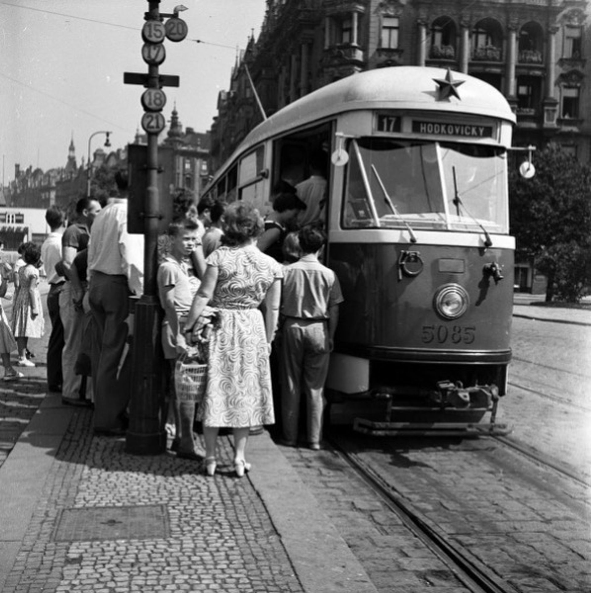 Retro tramvaj T2 - 6 - GLERIE: Retro tramvaj T2 se vrací do Prahy (8/8)