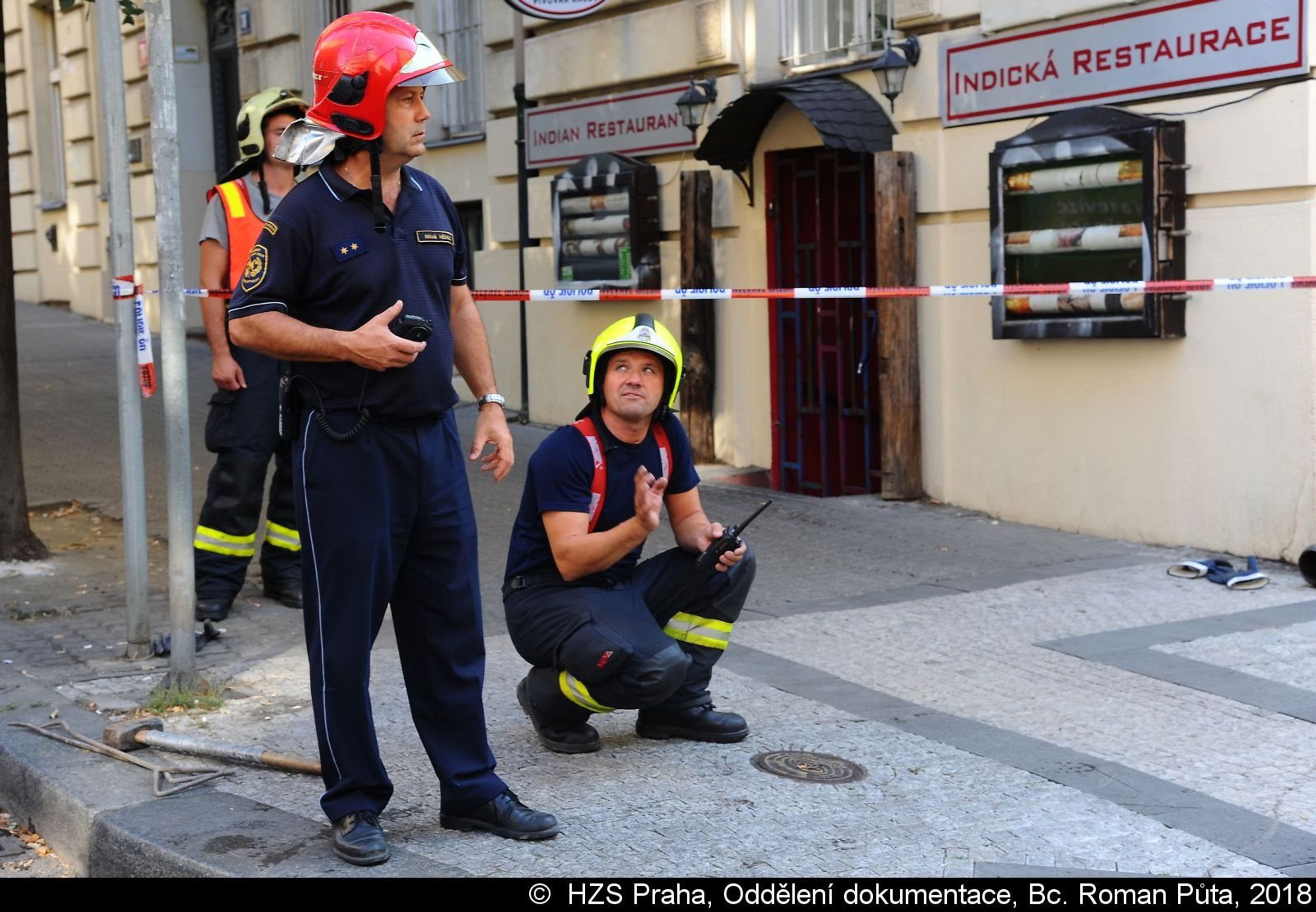 Pod čistícím vozem se v Italské propadla silnice - 12 - GALERIE: Pod vozem se v Italské propadla silnice (8/19)