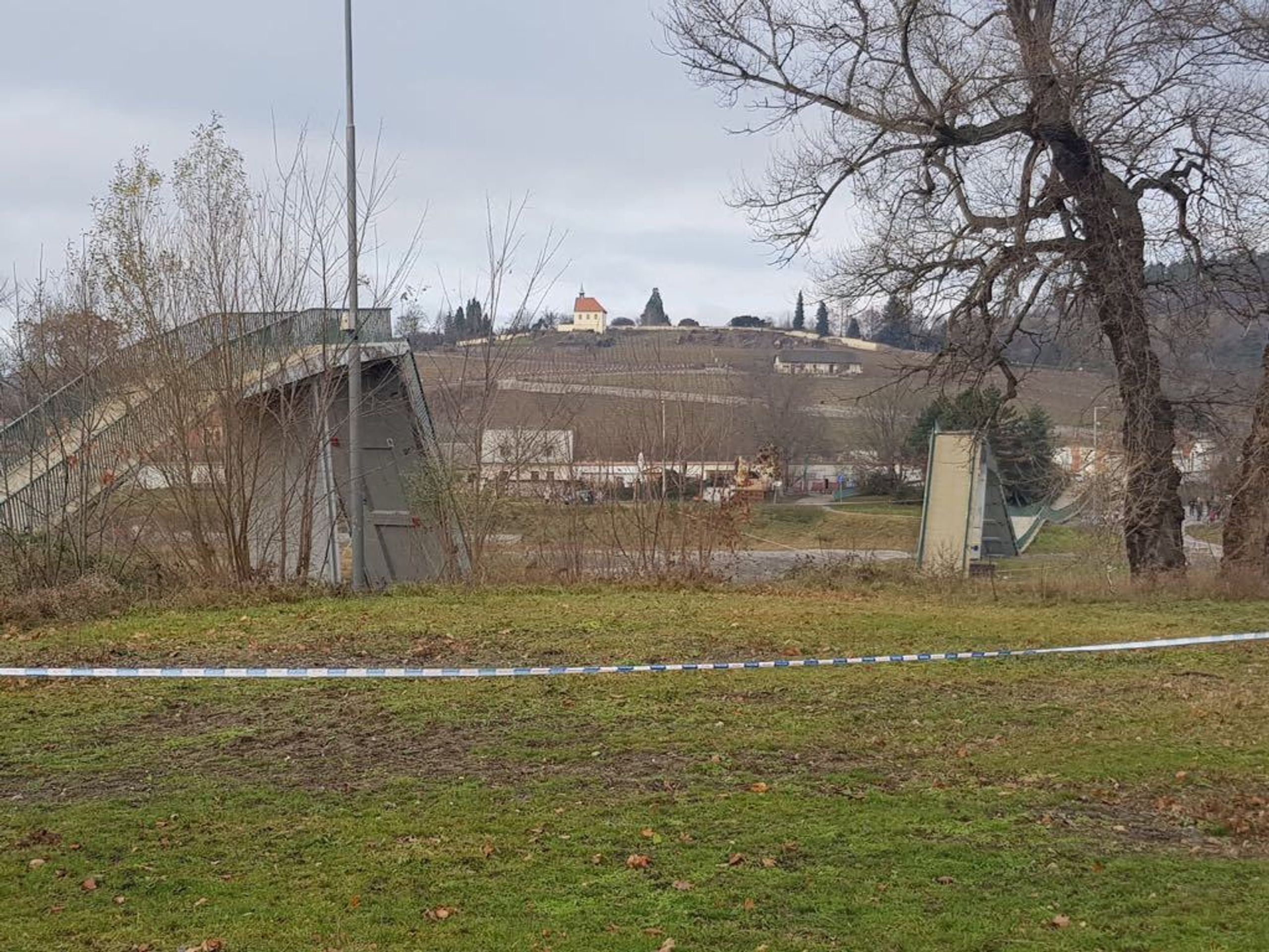 Zřícená lávka v Troji - 4 - GALERIE: Pěší lávka se propadla u Trojského mostu do Vltavy (4/12)