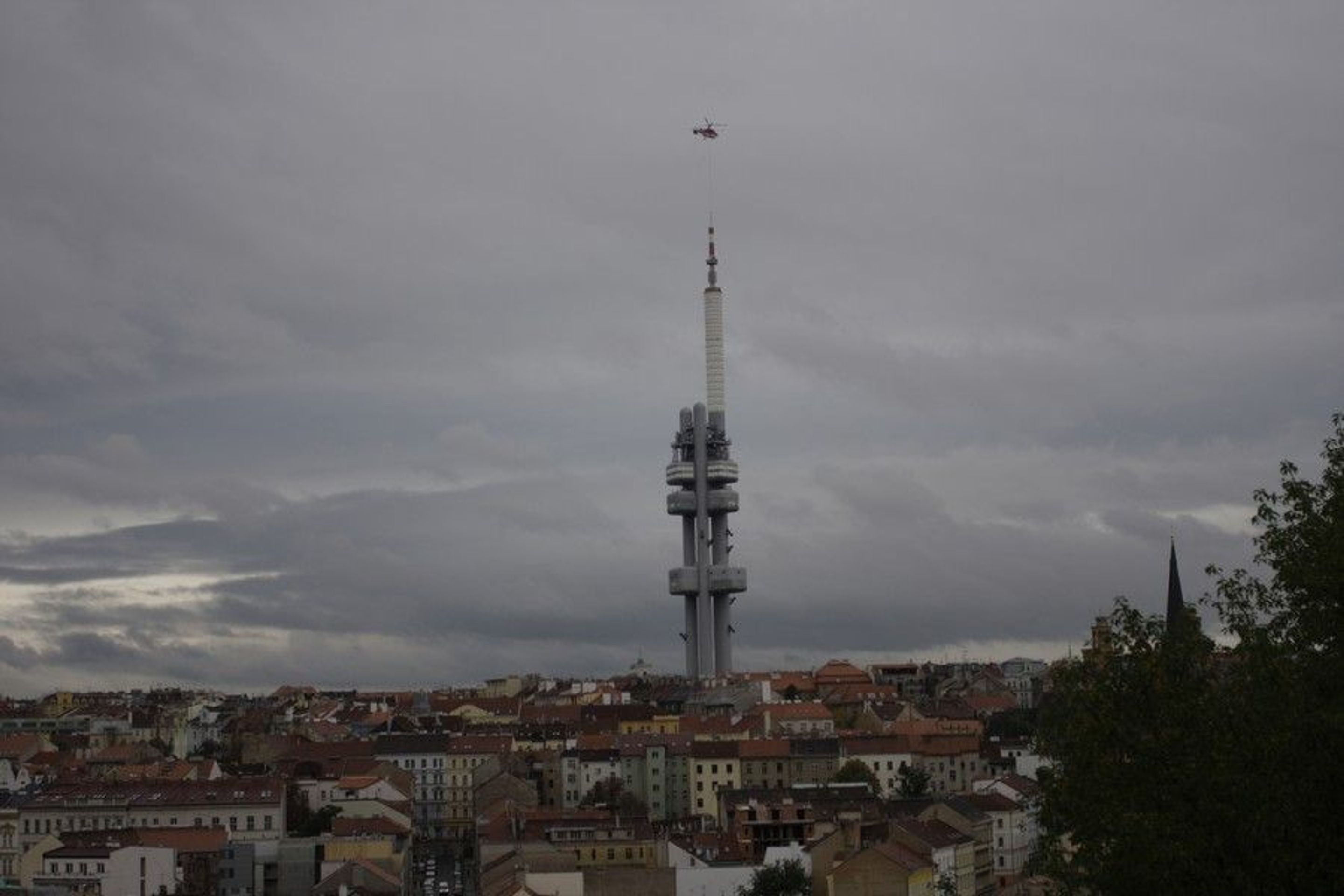 Vrtulník nad žižkovským vysílačem - Fotogalerie - Vrtulník nad žižkovským vysílačem (1/5)