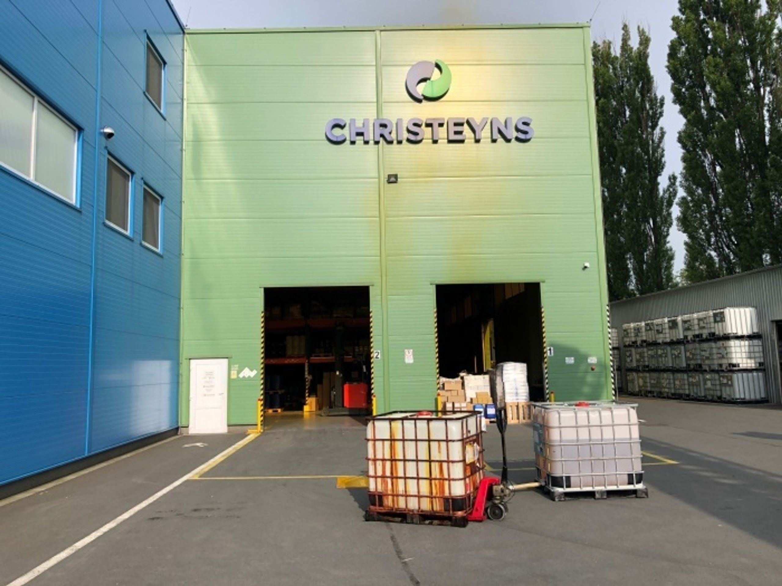 Hasiči řešili v Odrách následky reakce chemikálií - 2 - GALERIE: Hasiči řešili v Odrách následky reakce chemikálií (2/17)