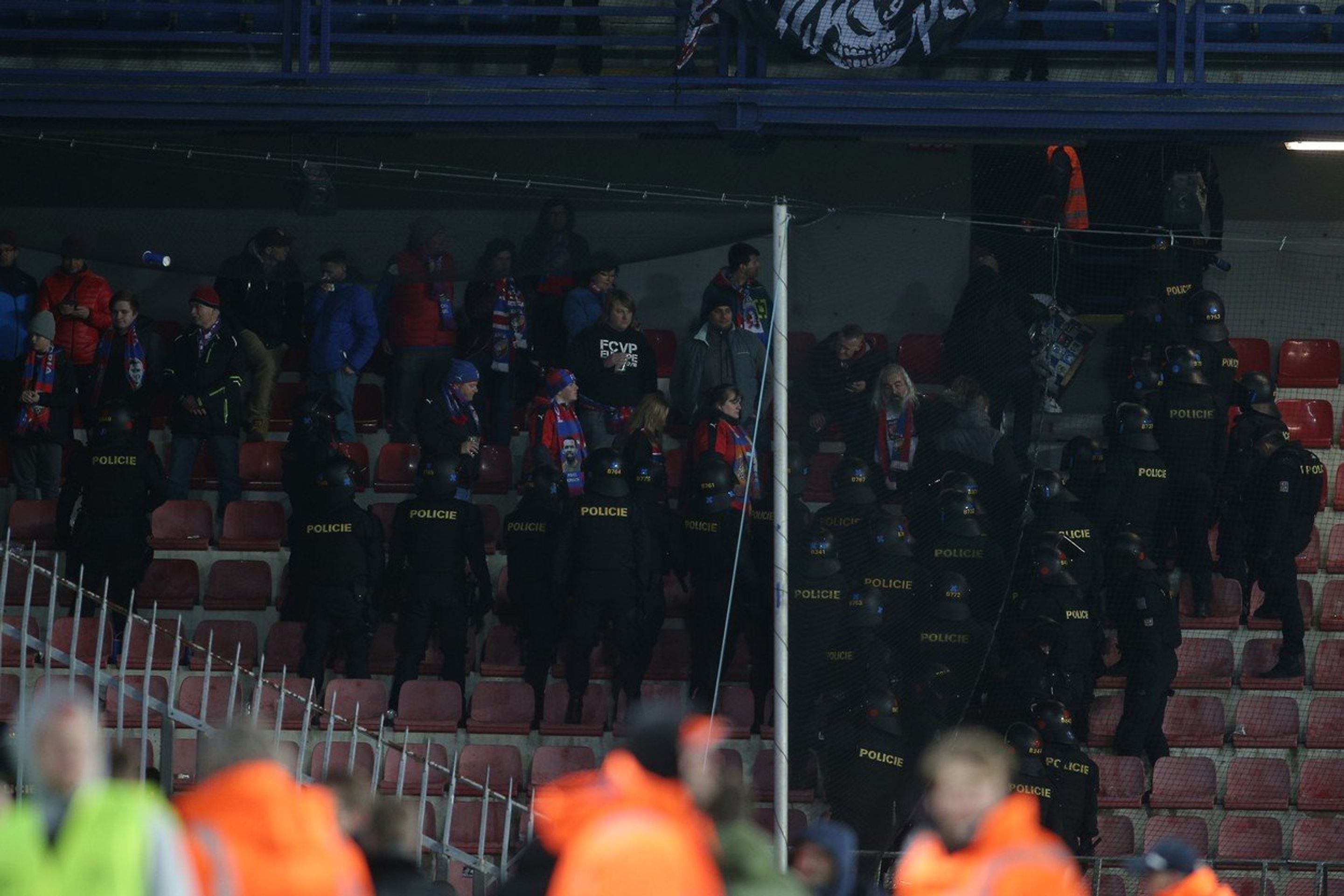 Fanoušci Plzně na stadionu Sparty - GALERIE: Fanoušci Plzně řádili na Letné a zasahovala policie (2/5)