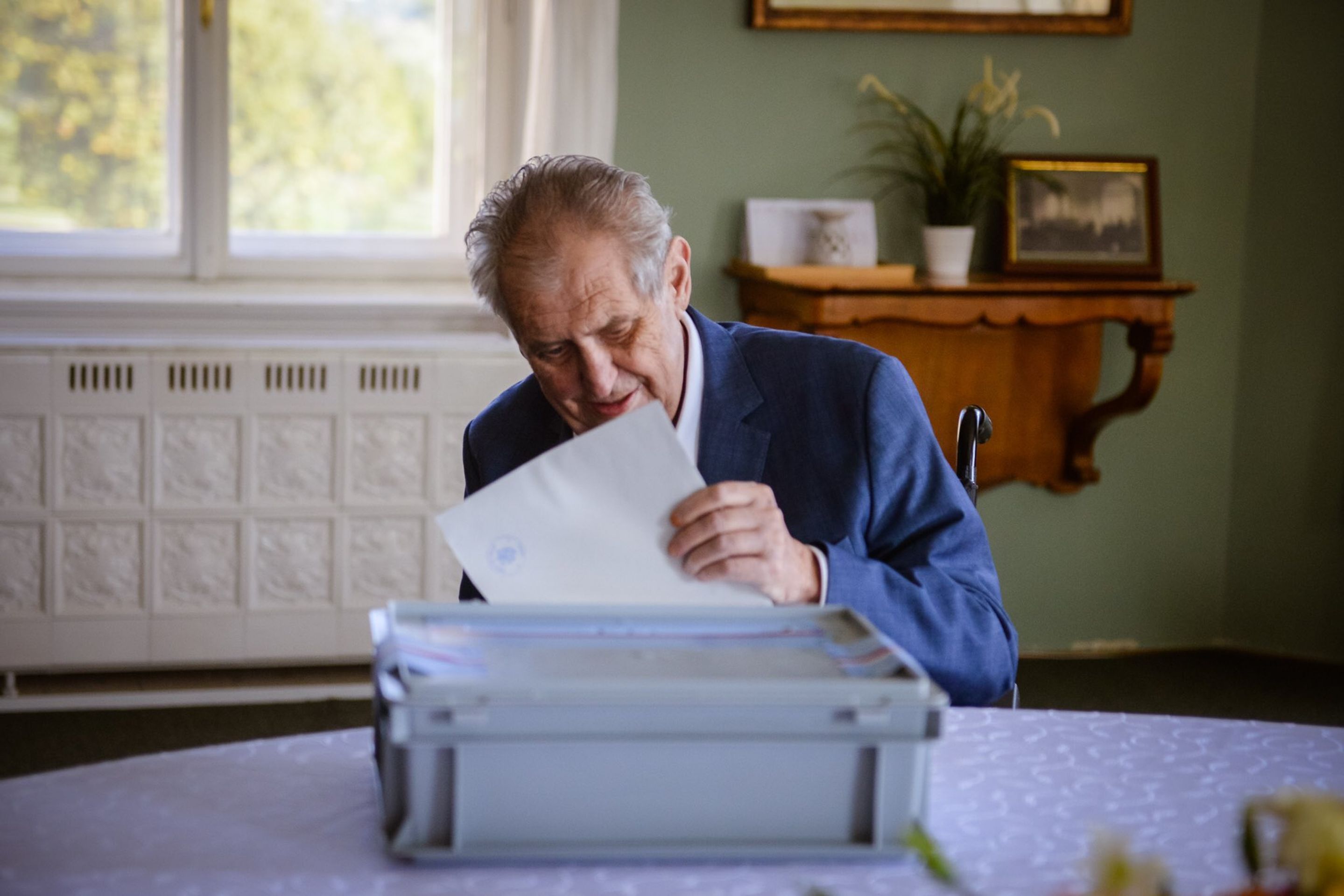 Miloš Zeman volí do sněmovny - 2 - Miloš Zeman volí do sněmovny (1/7)