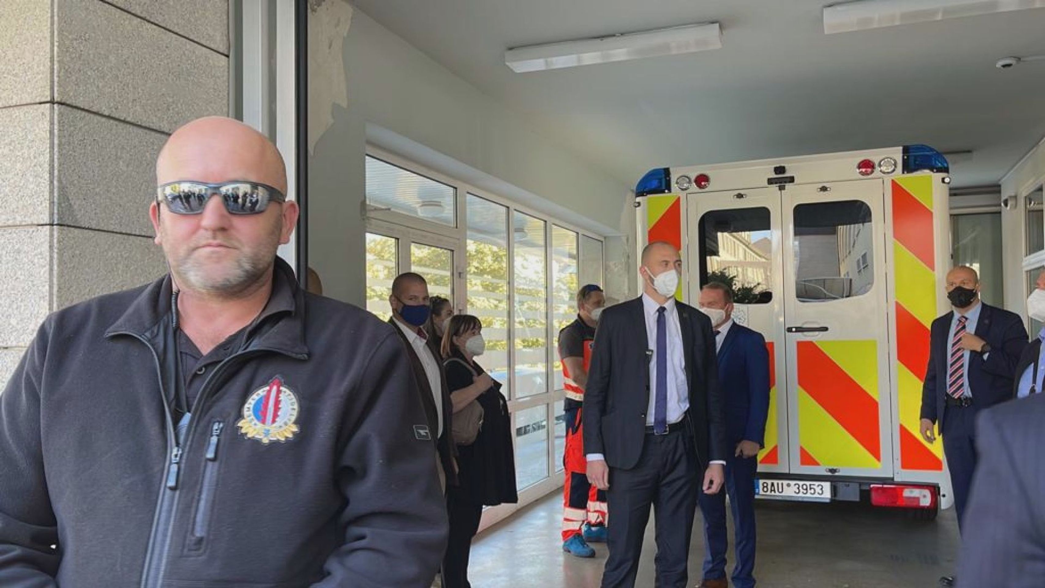 Prezidenta Miloše Zemana převezli do ÚVN - Prezidenta Miloše Zemana odvezla z Lán sanitka (6/10)