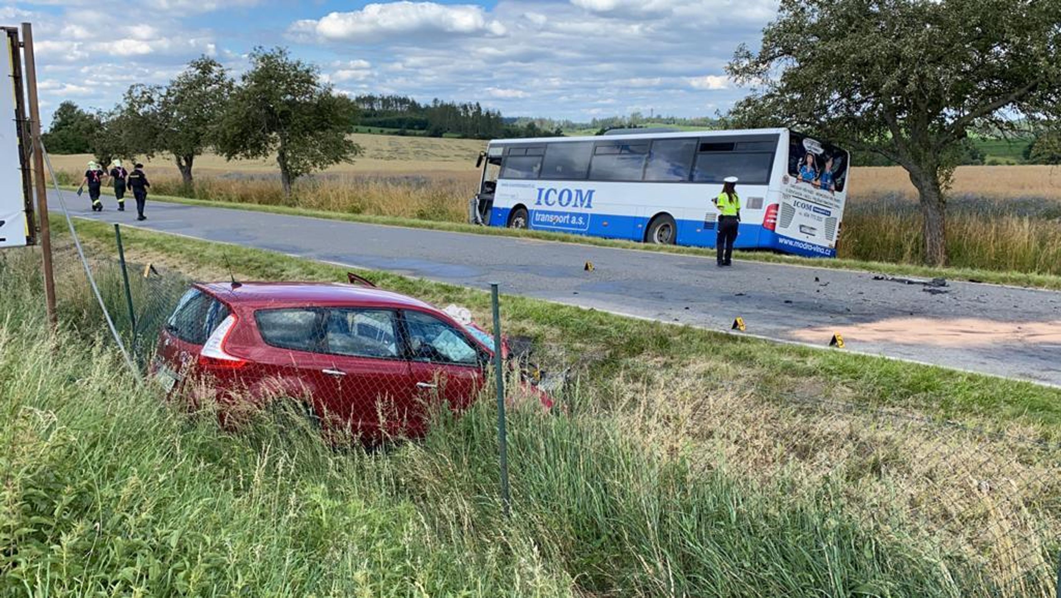 Srážka autobusu s osobákem u Divišova - 3 - GALERIE: Srážka autobusu s osobákem na Benešovsku (3/3)
