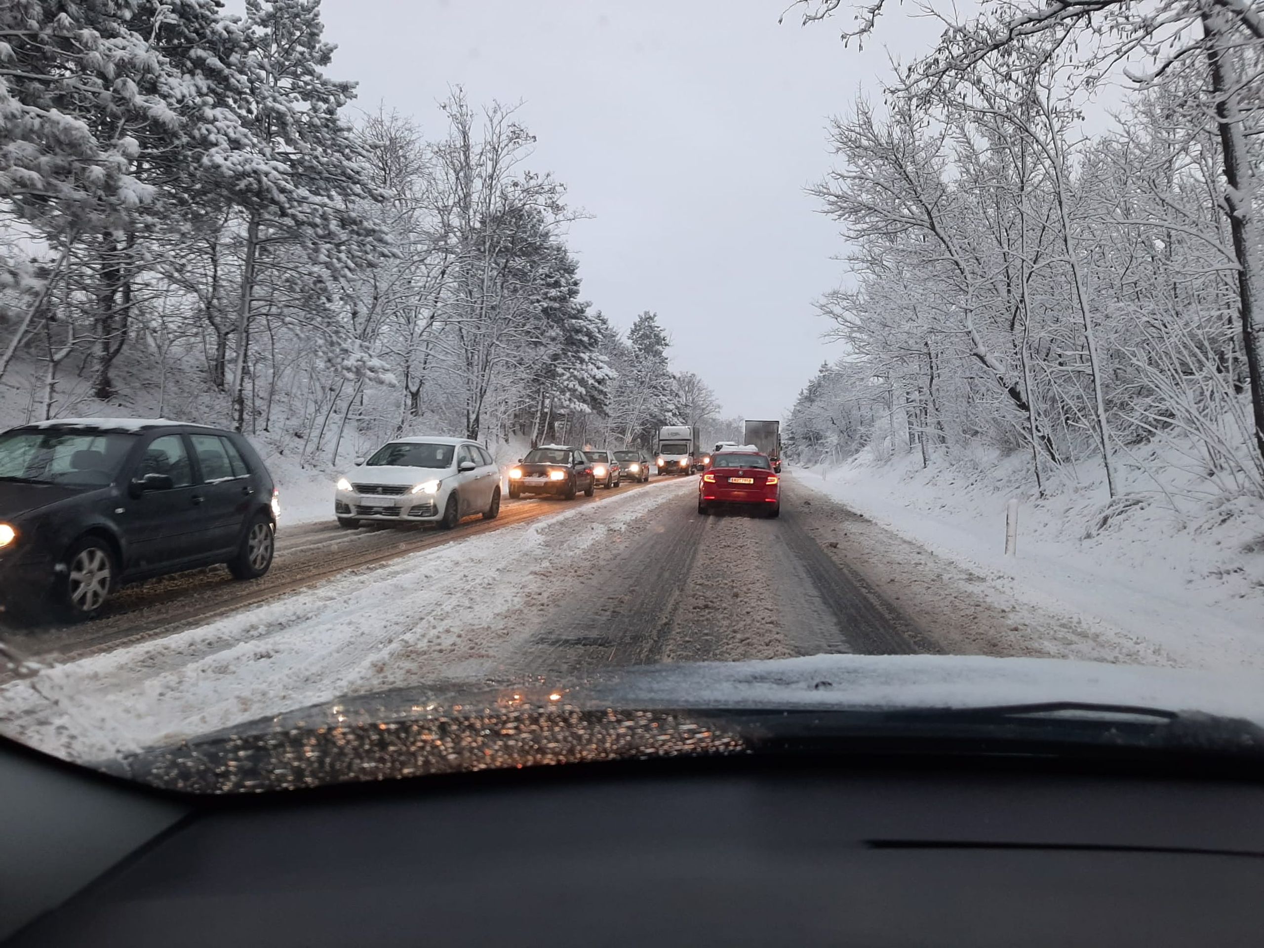 Sníh komplikuje dopravu - Komplikace na silnicích kvůli sněhu (19/21)