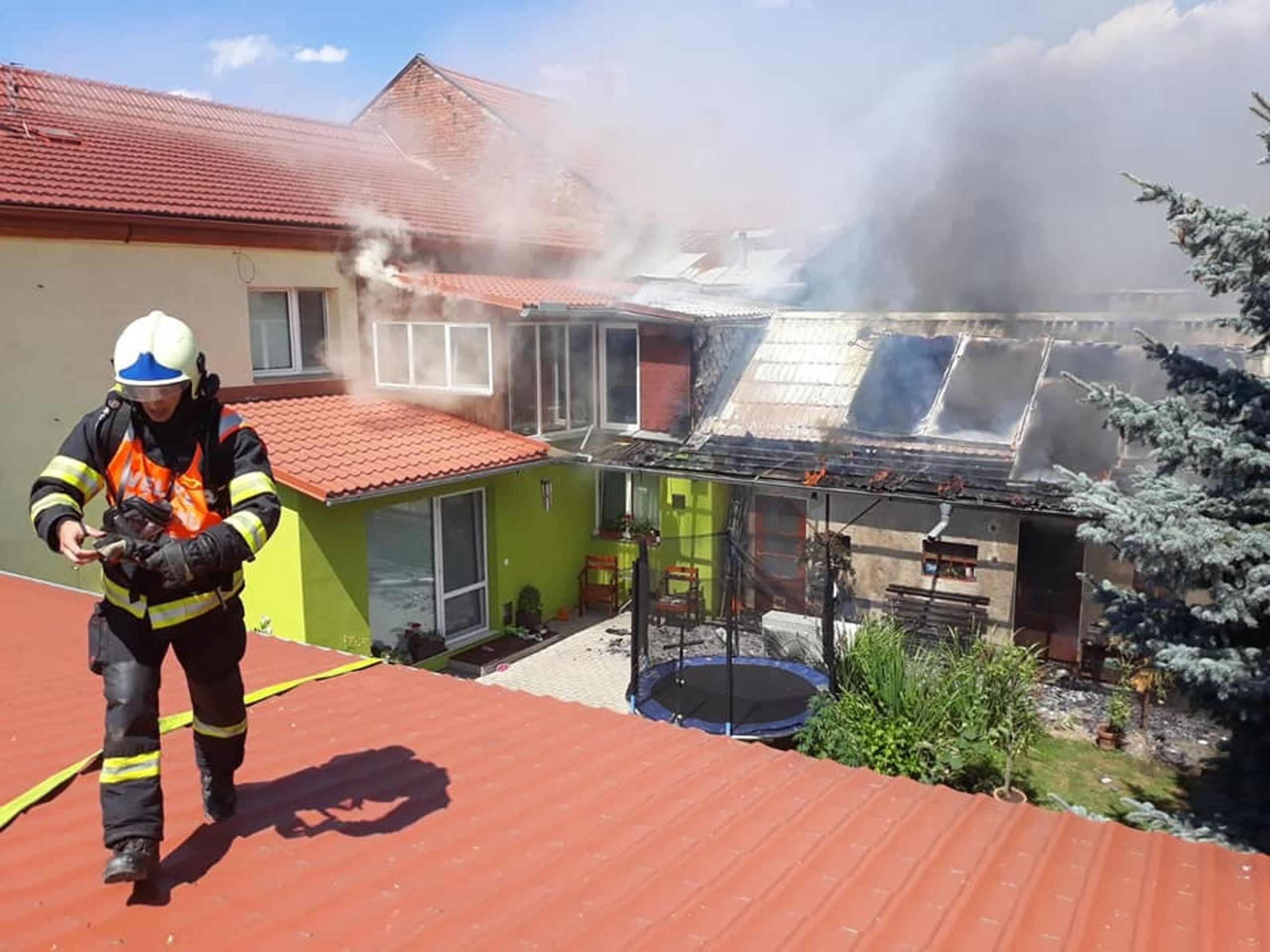 Rodinný dům se ocitl v plamenech, škoda je přes milion - 4 - GALERIE: Obří požár na Prostějovsku (4/8)