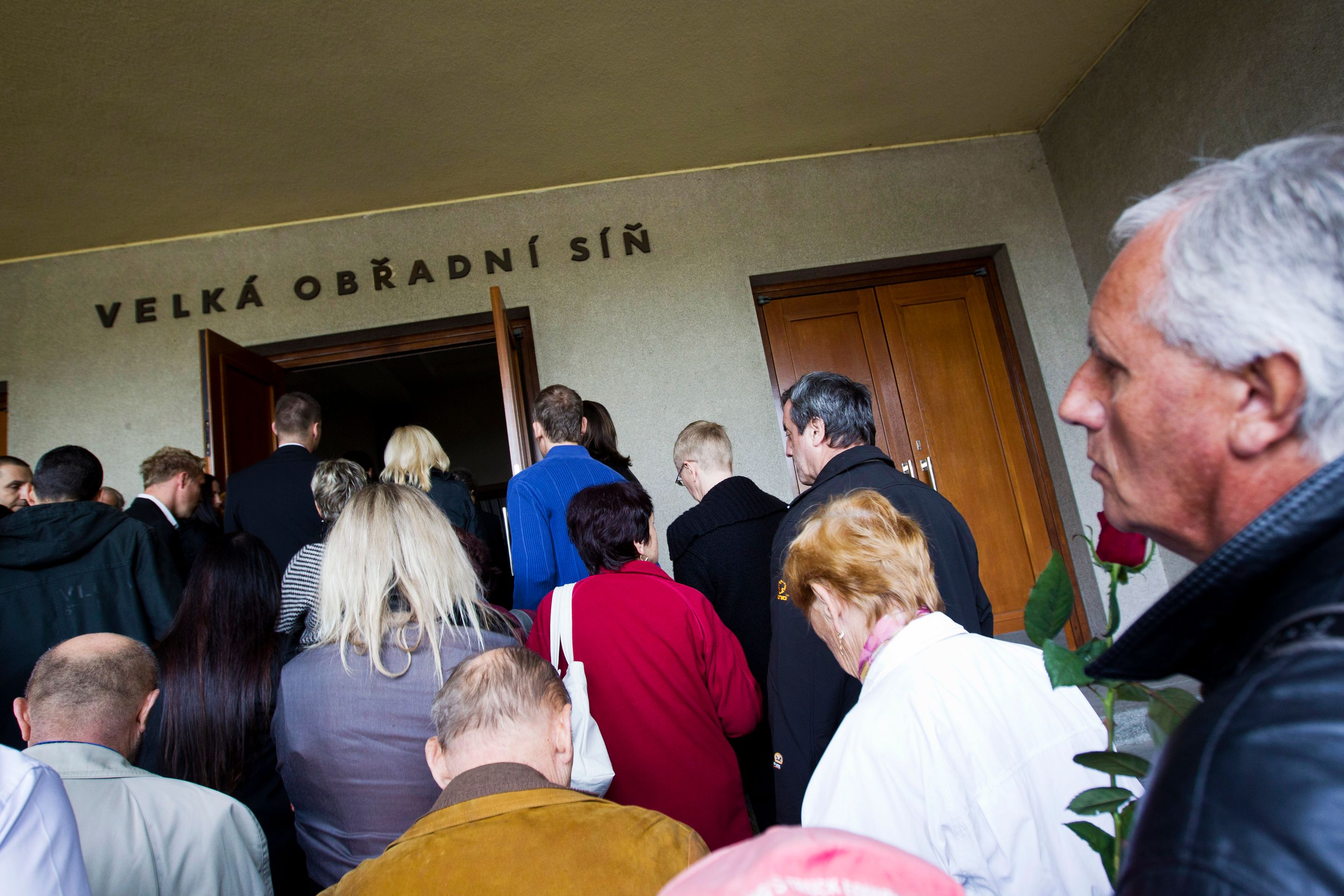 Lidé kladou věnce k rakvi Radka Brzobohatého - 9 - Lidé kladou věnce k rakvi Radoslava Brzobohatého (9/12)