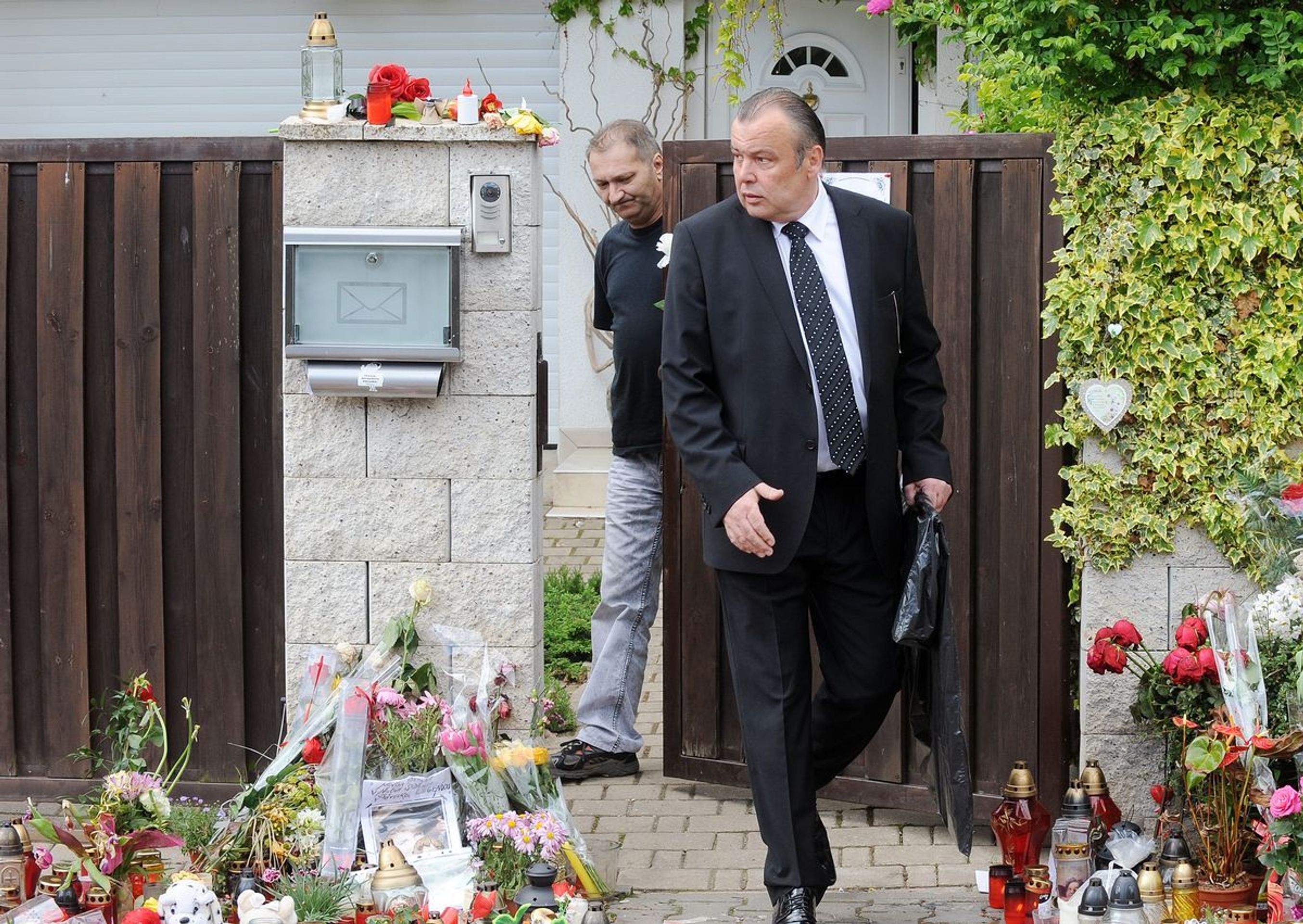 Pohřeb Ivety Bartošové - před domem v Uhříněvsi - GALERIE: Odjezd z Uhříněvsi (6/11)
