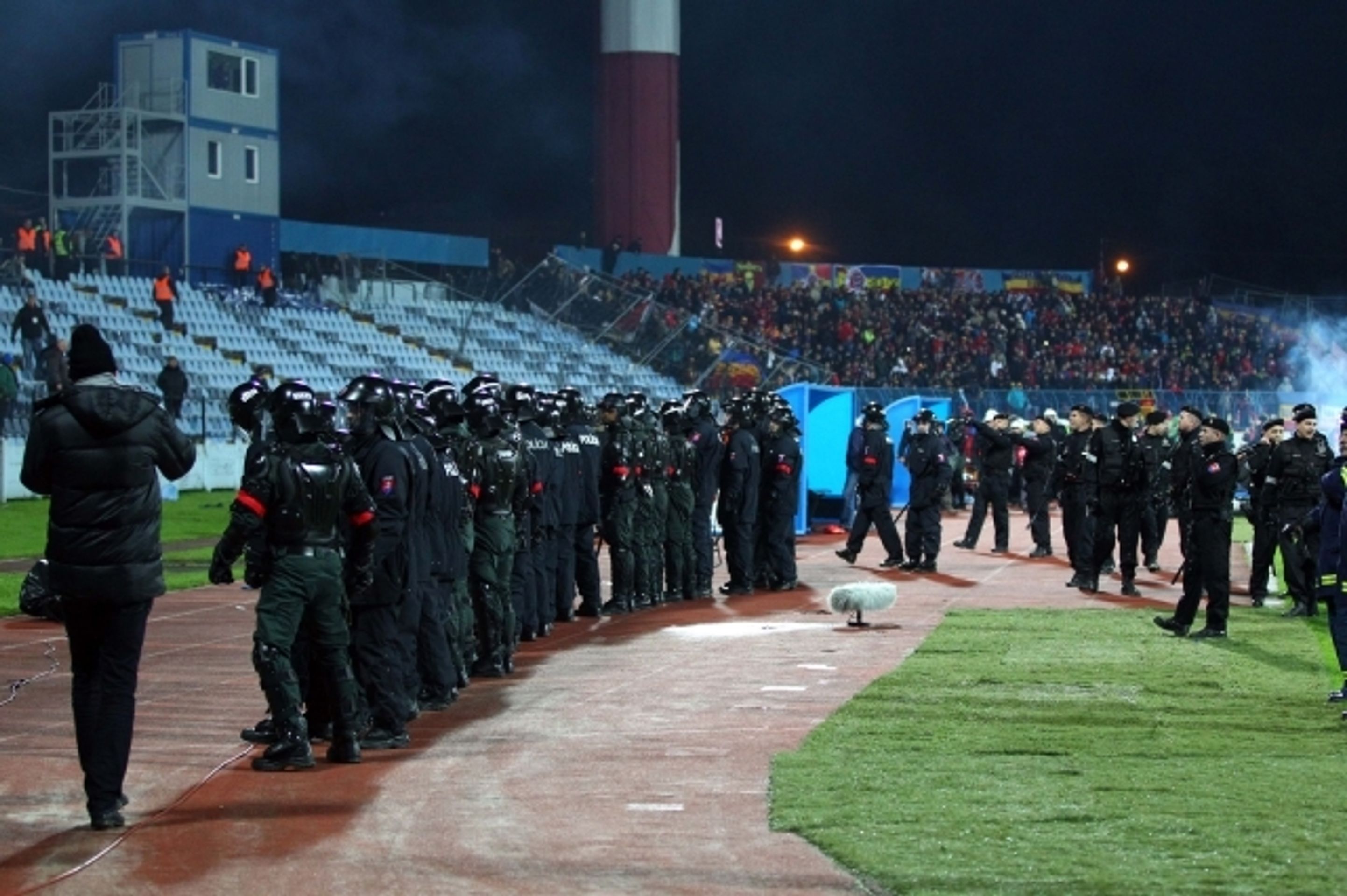 Řádění chuligánů na zápase Slovan - Sparta - 9 - GALERIE: Řádění chuligánů na zápase Slovan - Sparta (9/10)