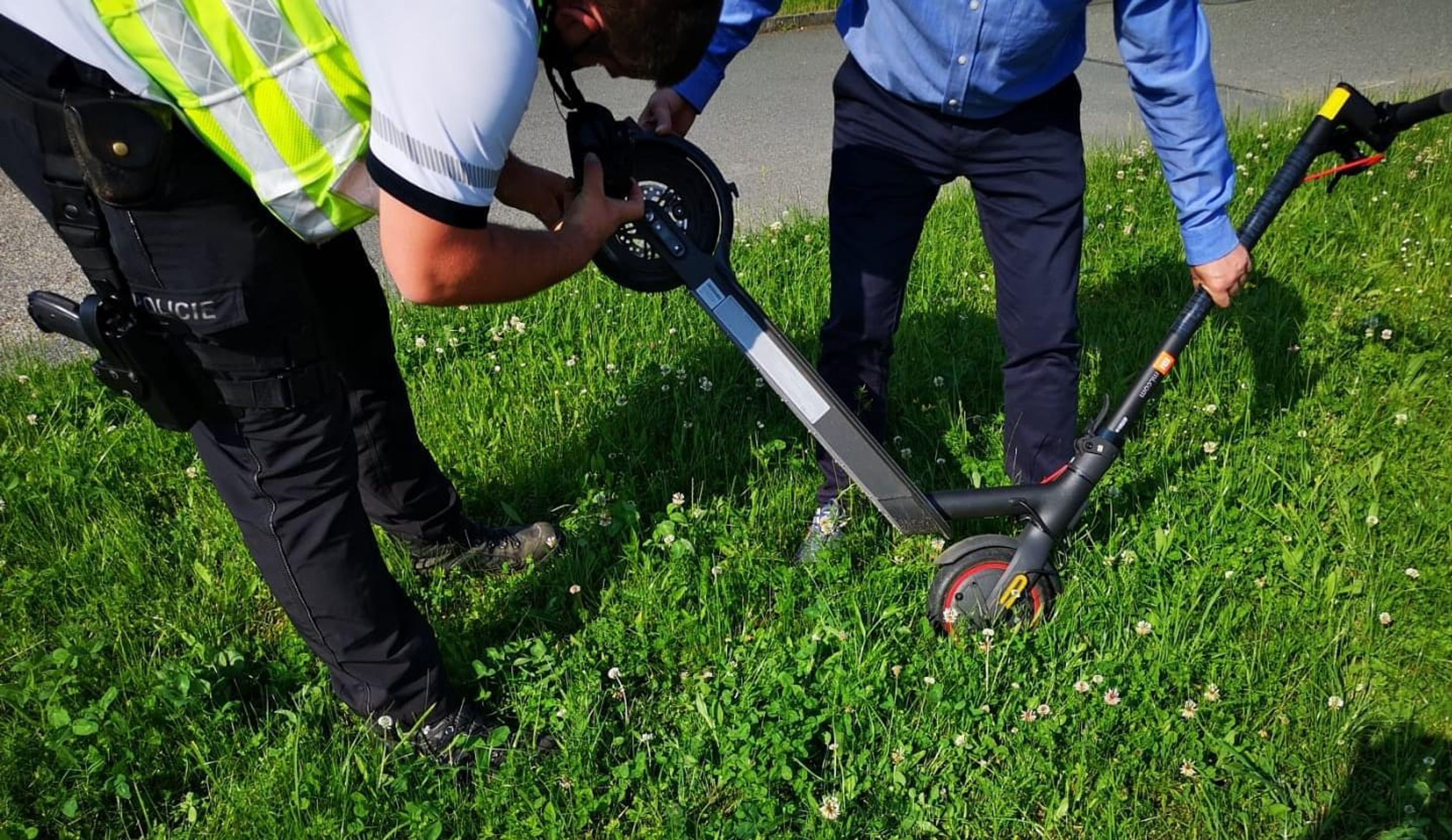 Řidič srazil dvě dívky z elekrické koloběžky - 2 - GALERIE: Řidič srazil dvě dívky z elekrické koloběžky (2/5)