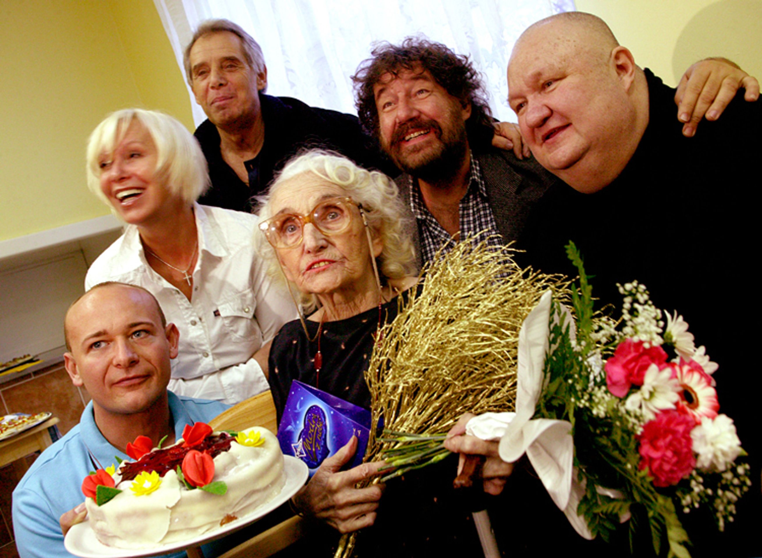 Gratulanti zleva - David Novotný, Hana Čížková, Josef Laufer, Anna Vejvodová, Zdeněk Troška s Václavem Glazarem.
 - Kaměňáková babča oslavila osmnácté narozeniny (1/7)