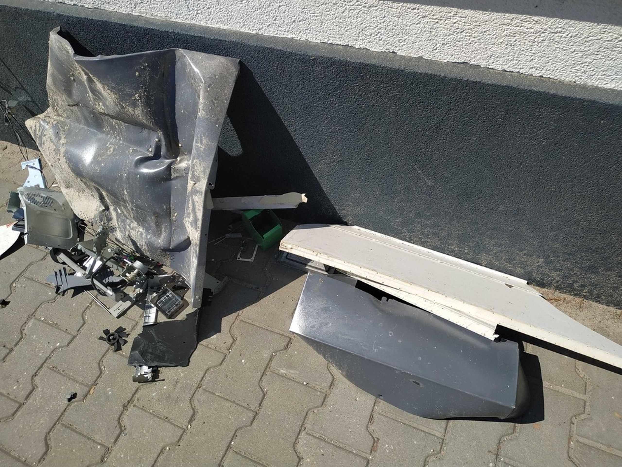 Zničený bankomat - 1 - GALERIE: Vykradený bankomat (4/4)