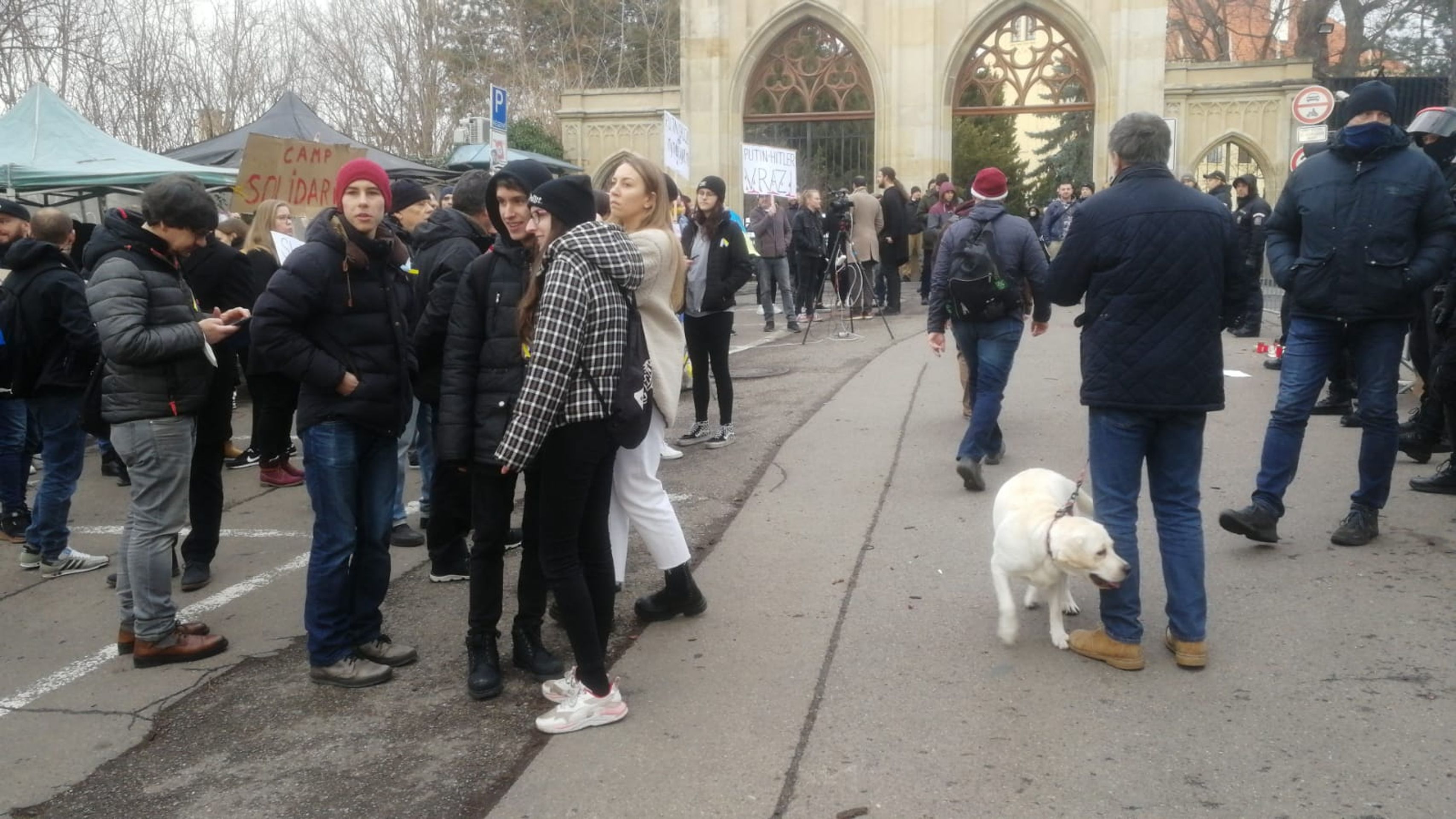 Protesty za Ukrajinu - Shromáždění před ruskou ambasádou v Praze (5/15)