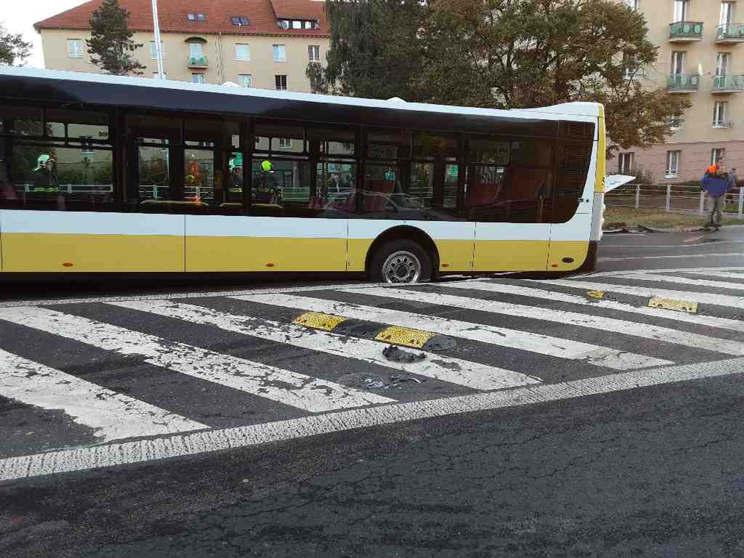 Pod autobusem v Mostě se propadla silnice - Pod autobusem v Mostě se propadla silnice (1/3)