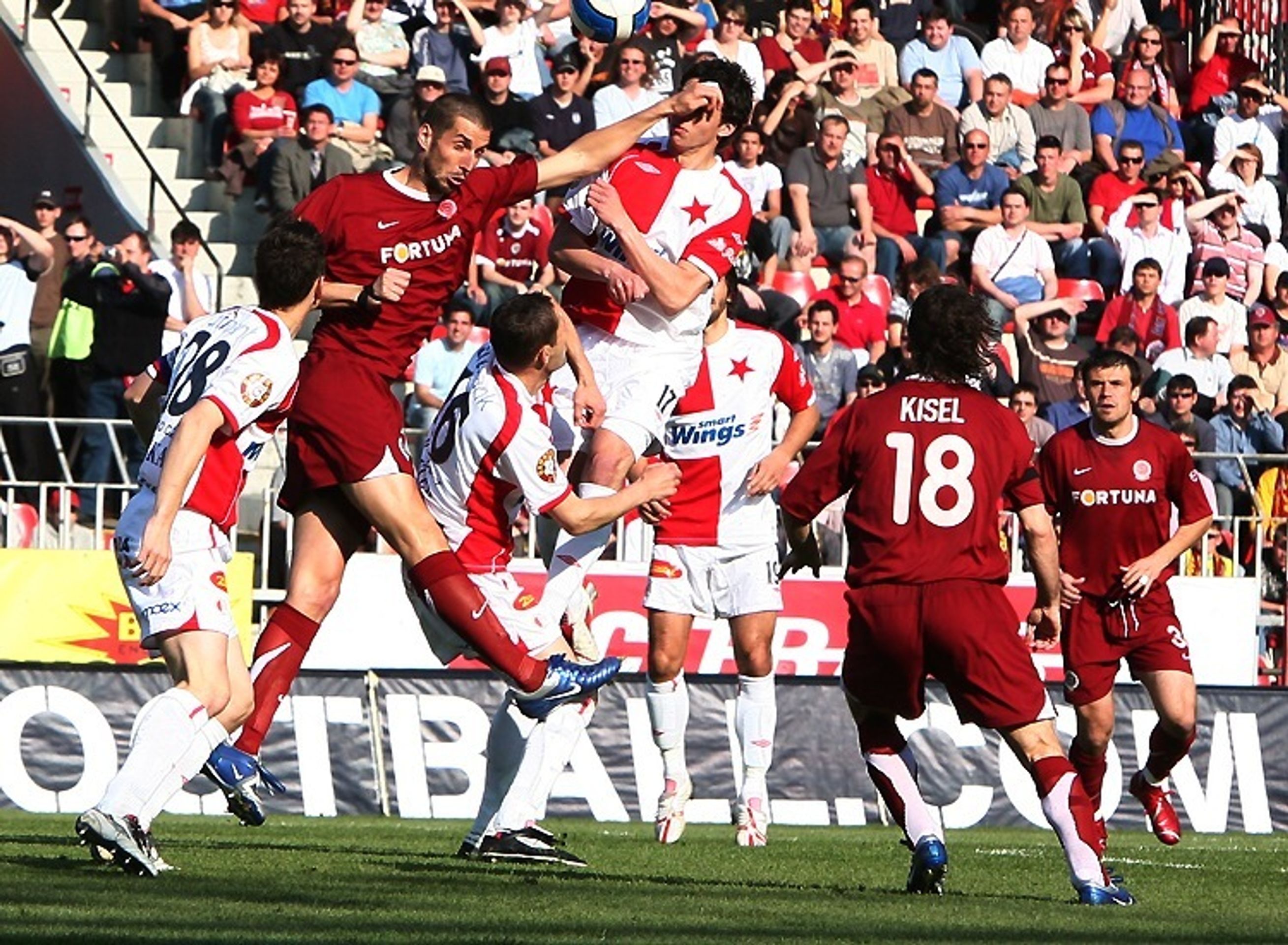 Útočník Sparty Libor Došek si se svou výškou umí zjednat respekt. - Horváth vystřelil Spartě výhru v derby (21/21)