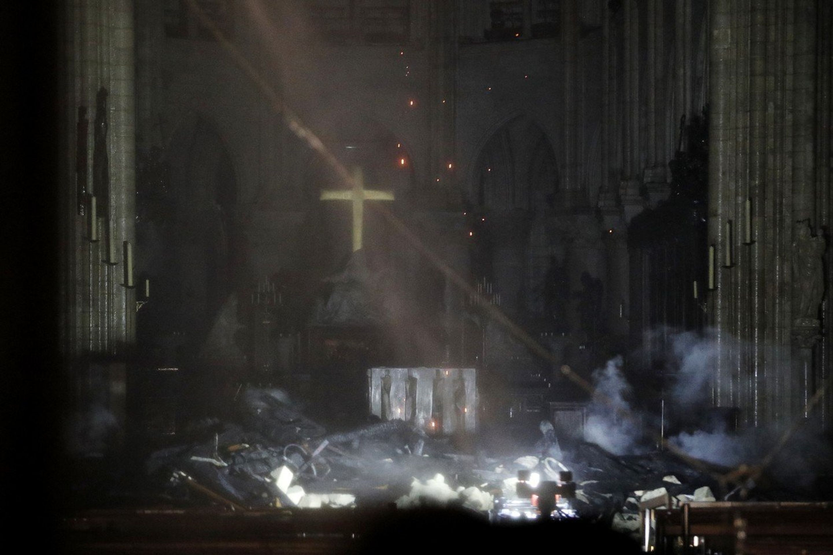 Interiér vyhořelé katedrály Notre-Dame - 2 - GALERIE: Obří požár katedrály Notre Dame (10/14)