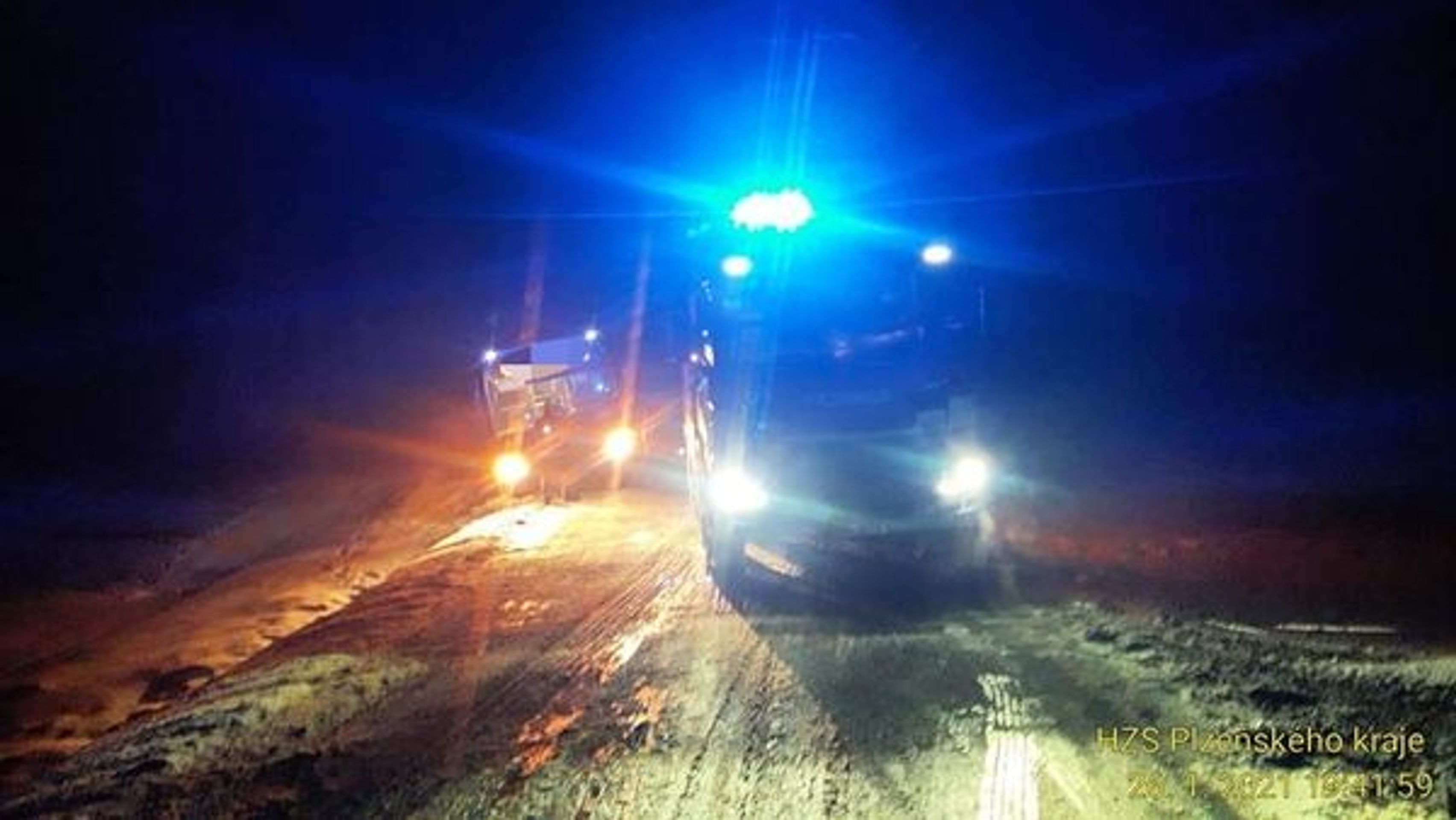 Nehoda autobusu nedaleko Vojovic - 2 - GALERIE: Počasí v Česku komplikuje dopravu (11/12)