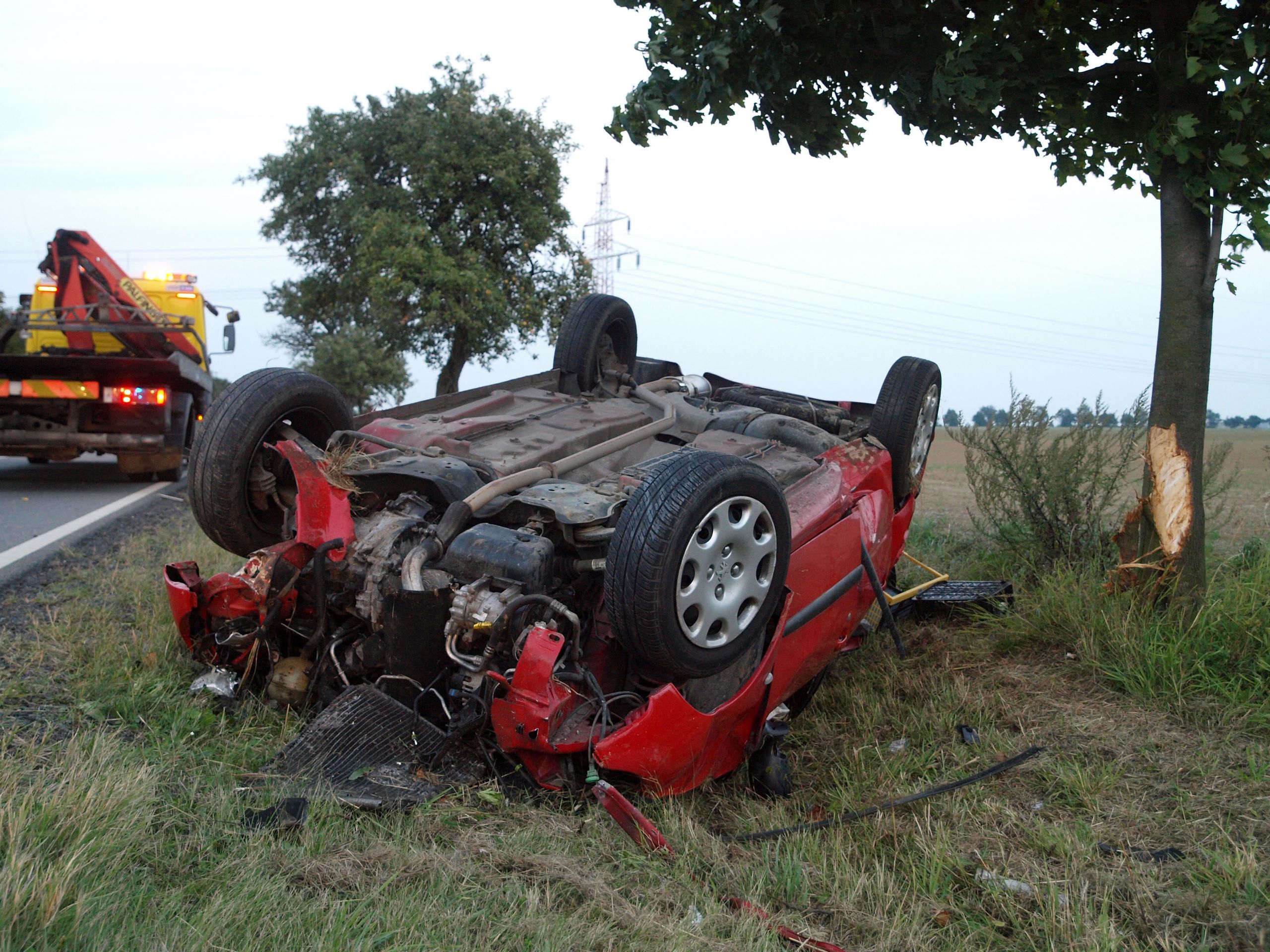 zdemolované auto 5 - Řidička narazila do stromu, ze zdemolovaného auta utekla pryč (5/5)