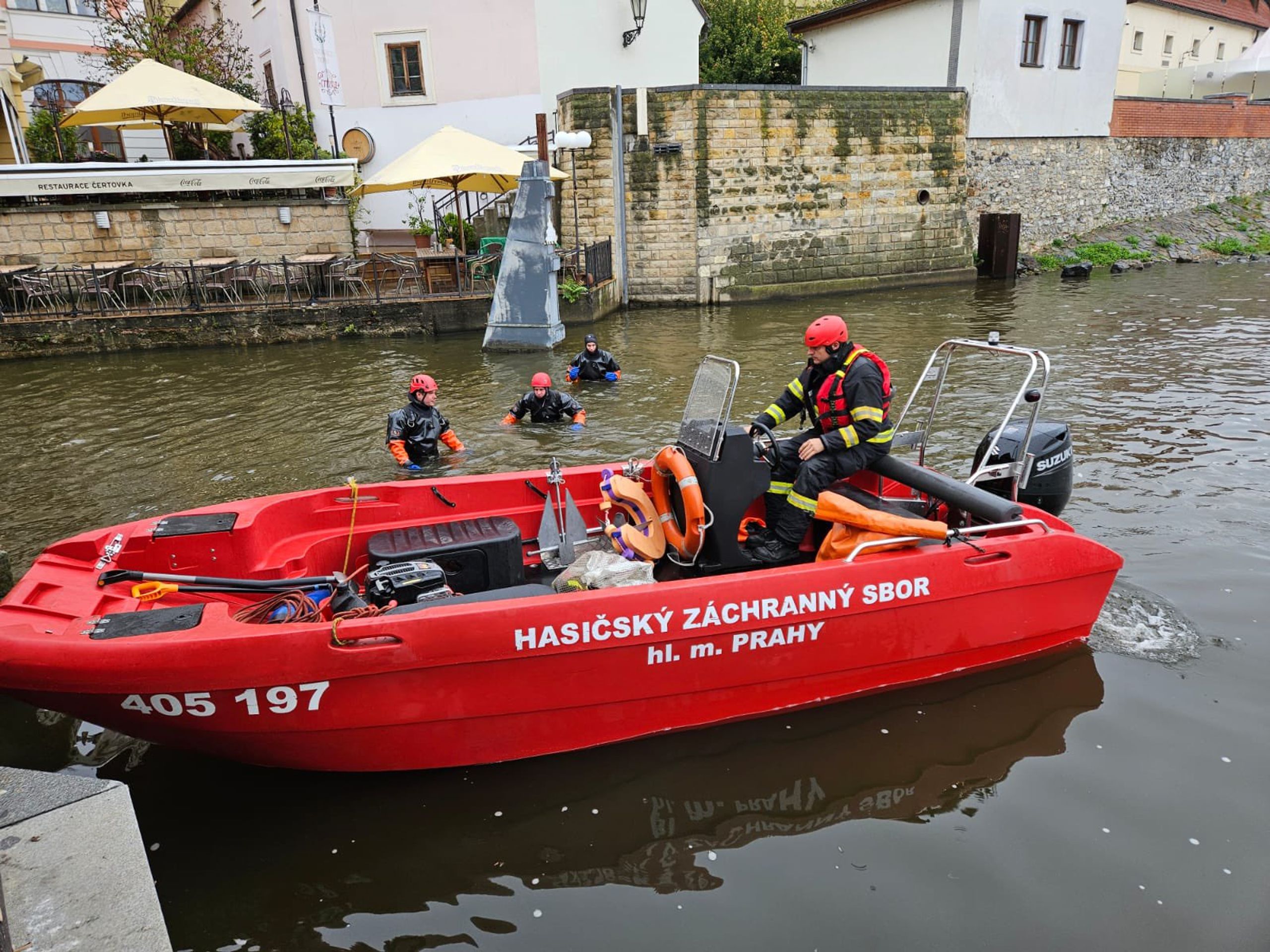 Potápěči hasičského sboru preventivně vyčistili kolejnici vrat Čertovky (1) - Příprava na extrémní déšť v česku (28/30)