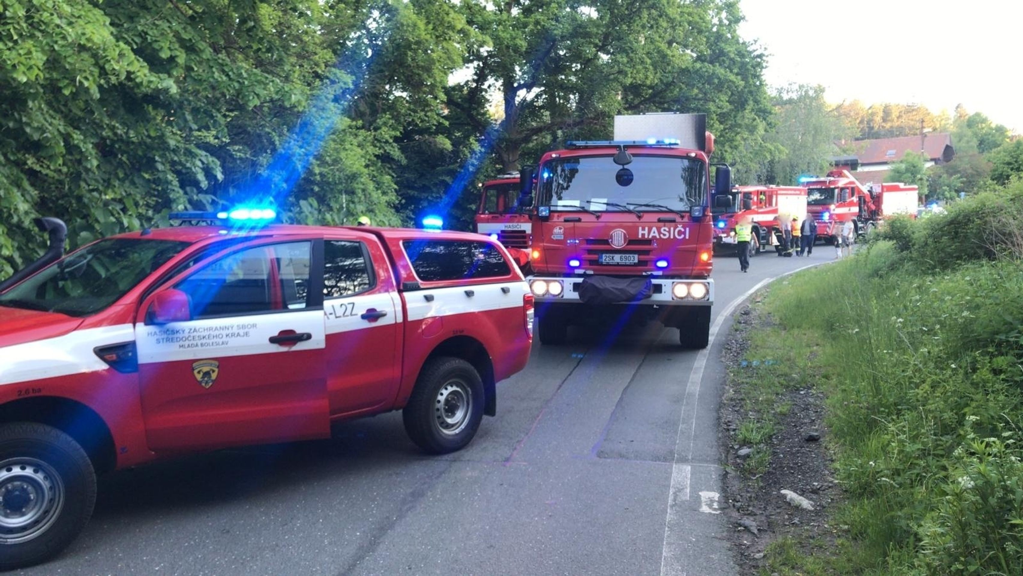 Souprava převážející bagr zablokovala viadukt ve Všestarech - 6 - GALERIE: Souprava převážející bagr zablokovala viadukt ve Všestarech (6/8)
