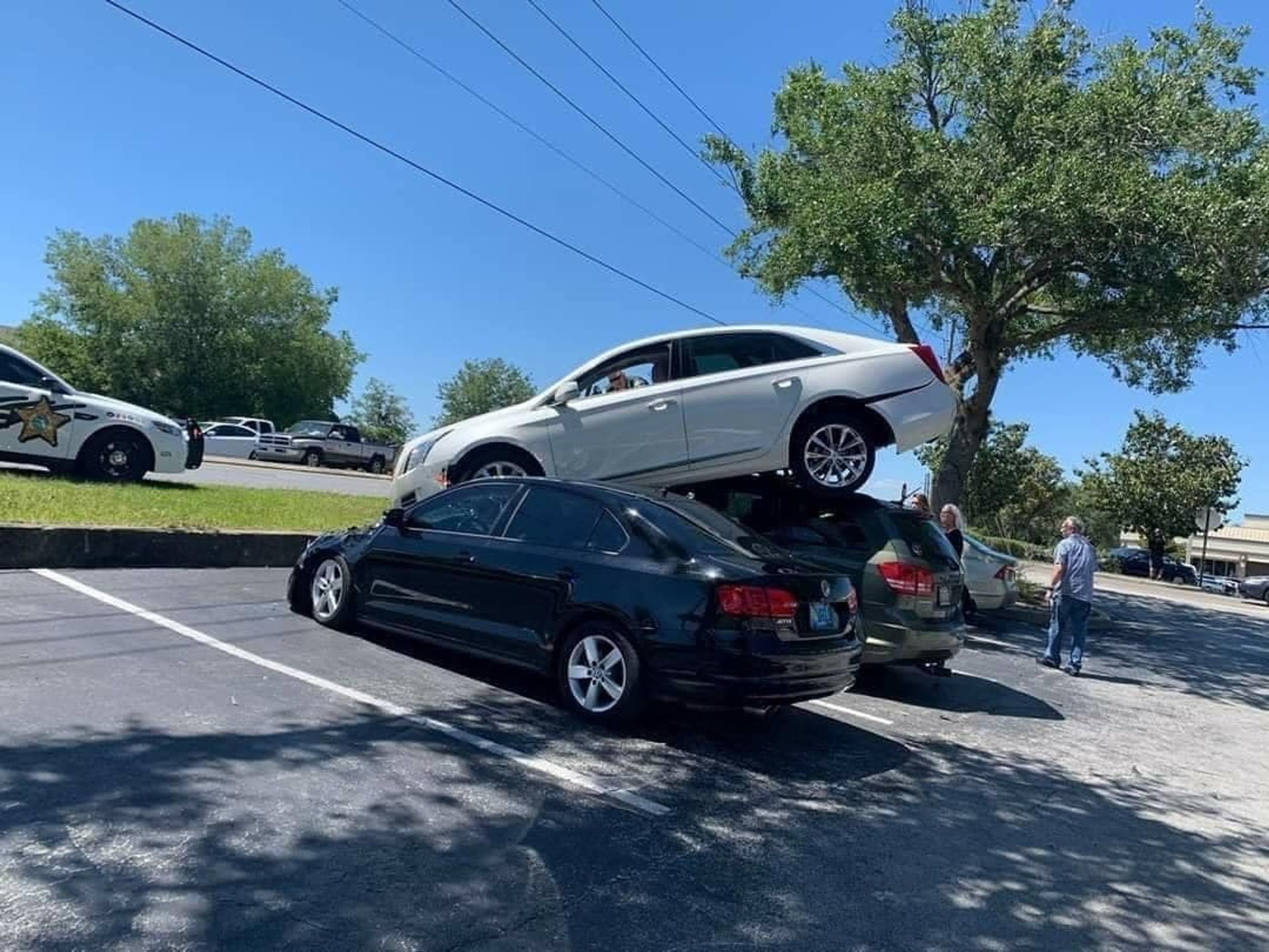 Bizarní nehoda na Floridě - 16 - Fotogalerie: Senior předvedl šílený průjezd křižovatkou. Pozpátku! (5/9)