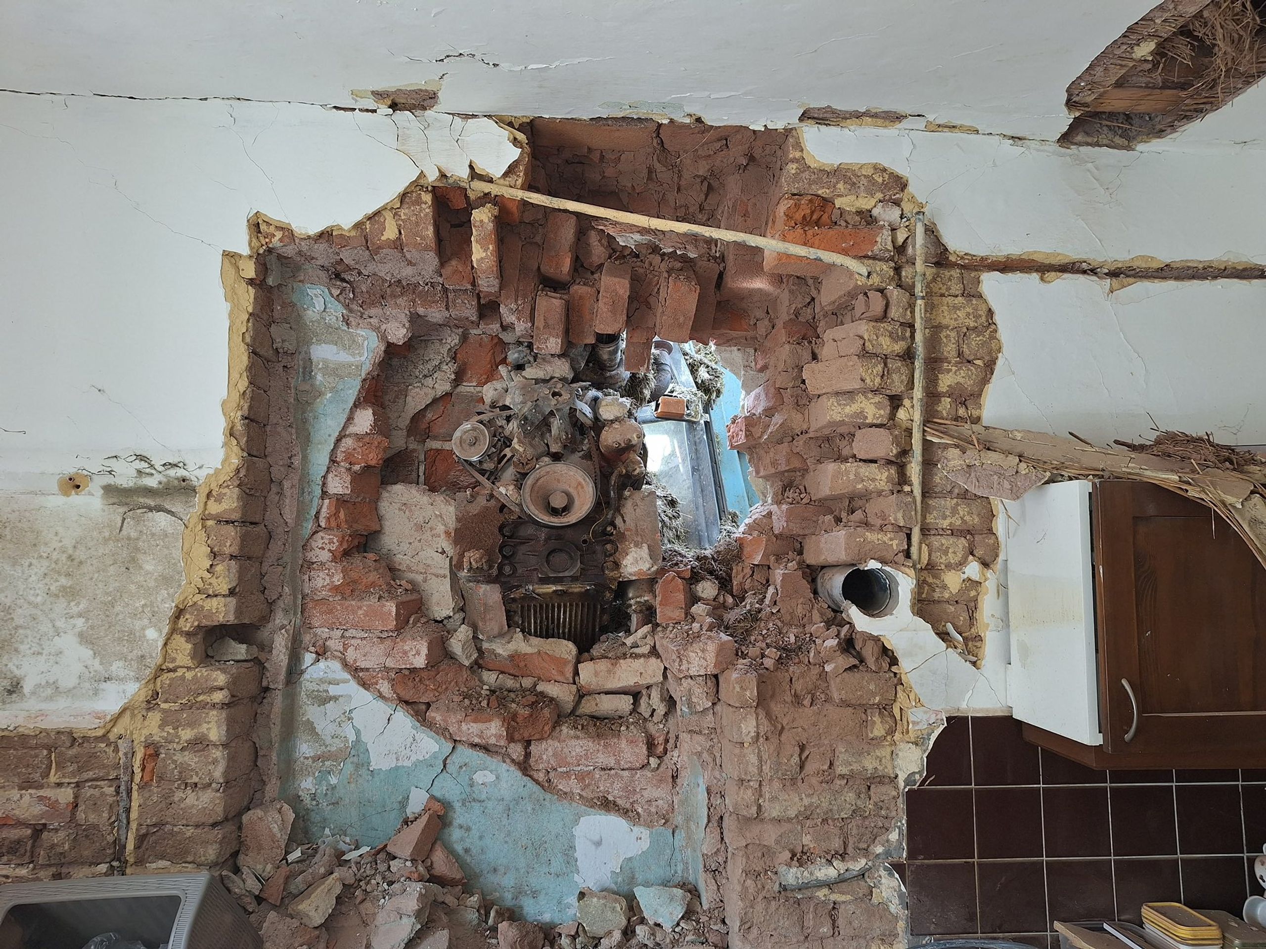 Traktor narazil do rodinného domu v Libštátu na Semilsku (4) - Dvě kuriózní dopravní nehody (6/8)