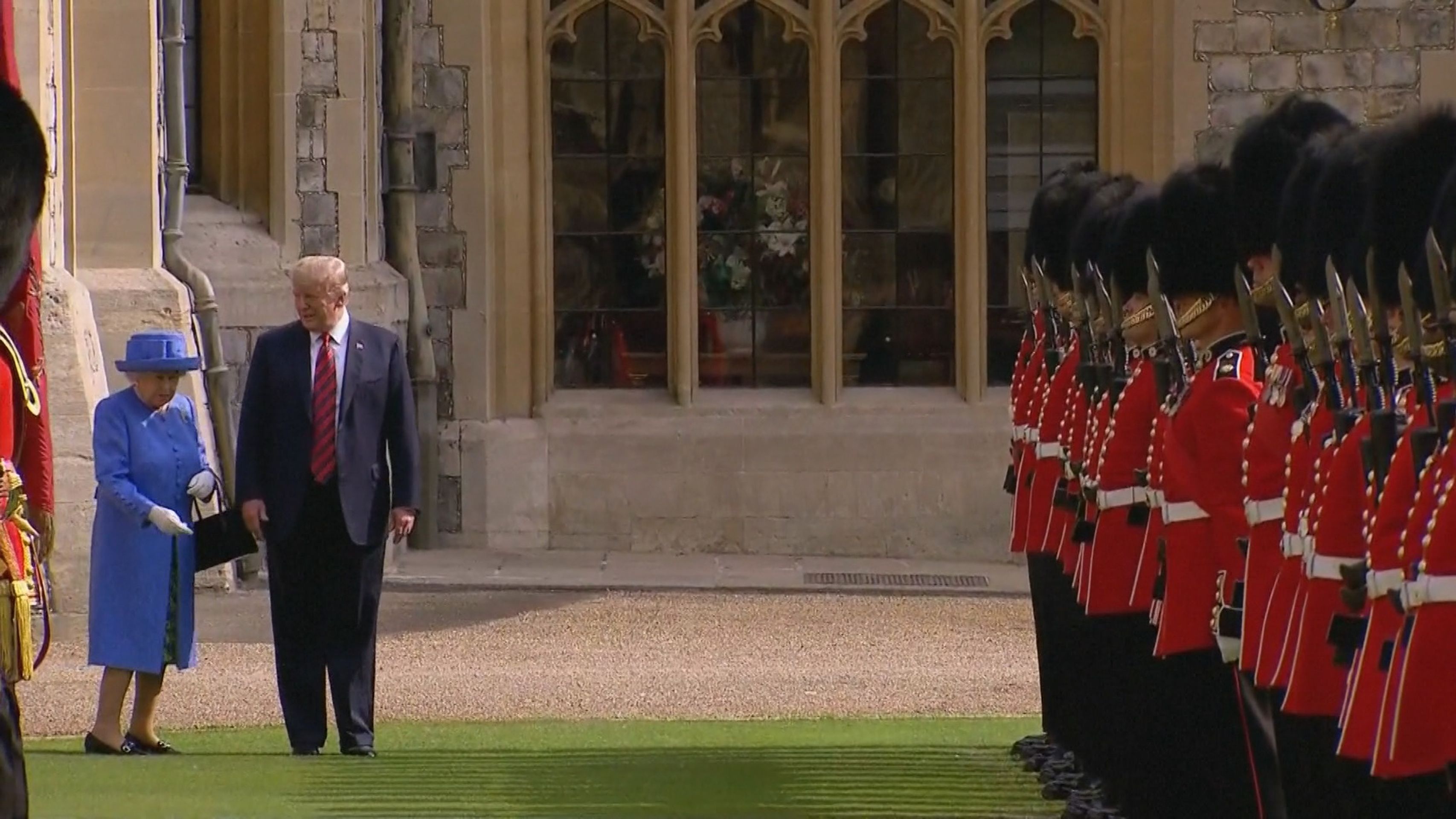 Donald Trump a královna Alžběta II. - 7 - GALERIE: Trapas Donalda Trumpa před britskou královnou (6/12)