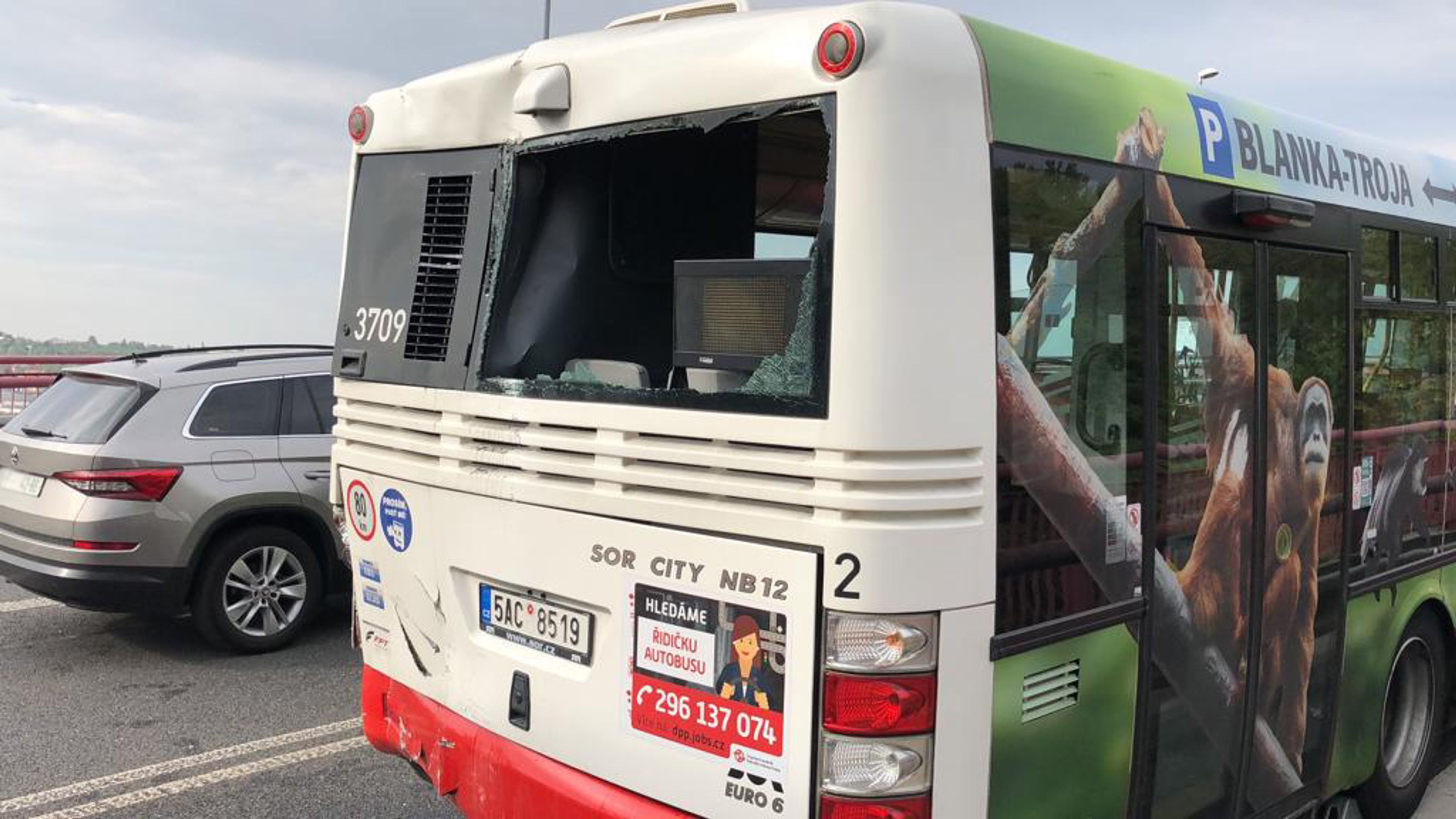 Srážka dvou autobusů na Vysočanské - 5 - GALERIE: Nehody na Vysočanské a ve Vršovicích (5/11)