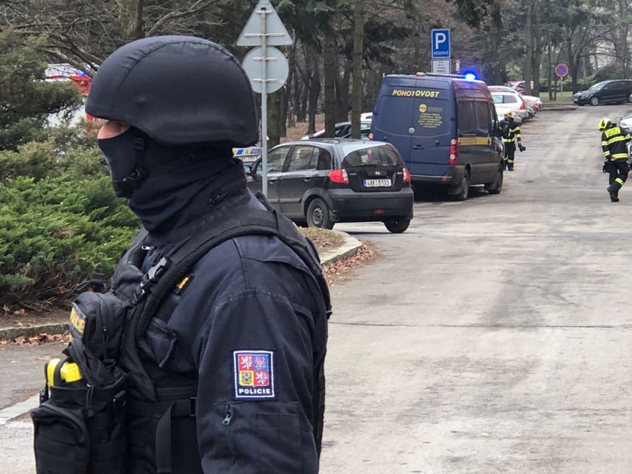 Policisté zasahují ve Famfulíkově ulici v Praze, muž tam hrozí bombou - 1 - GALERIE: Evakuace a zásah policistů ve Famfulíkově ulici (11/14)
