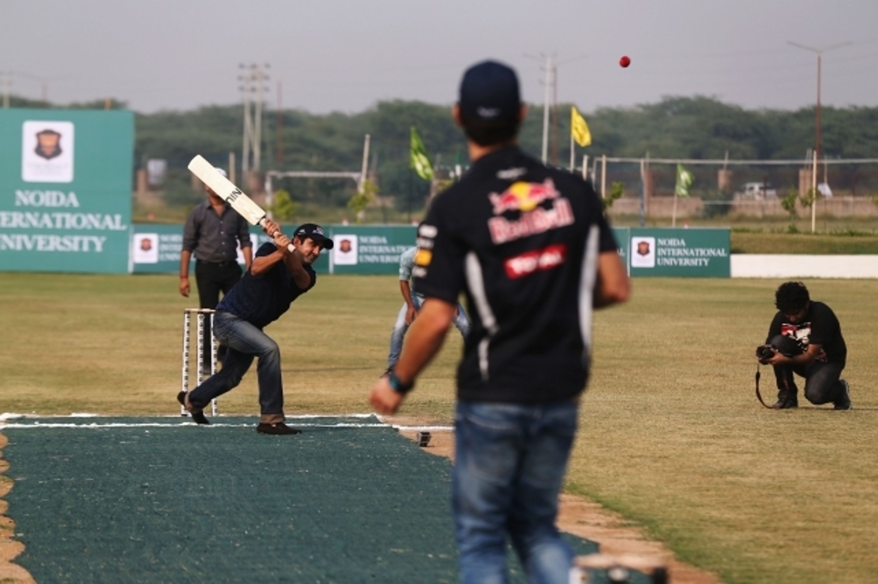 Mark Webber hraje kriket - 6 - GALERIE: Pilot F1 Webber hraje kriket (3/10)