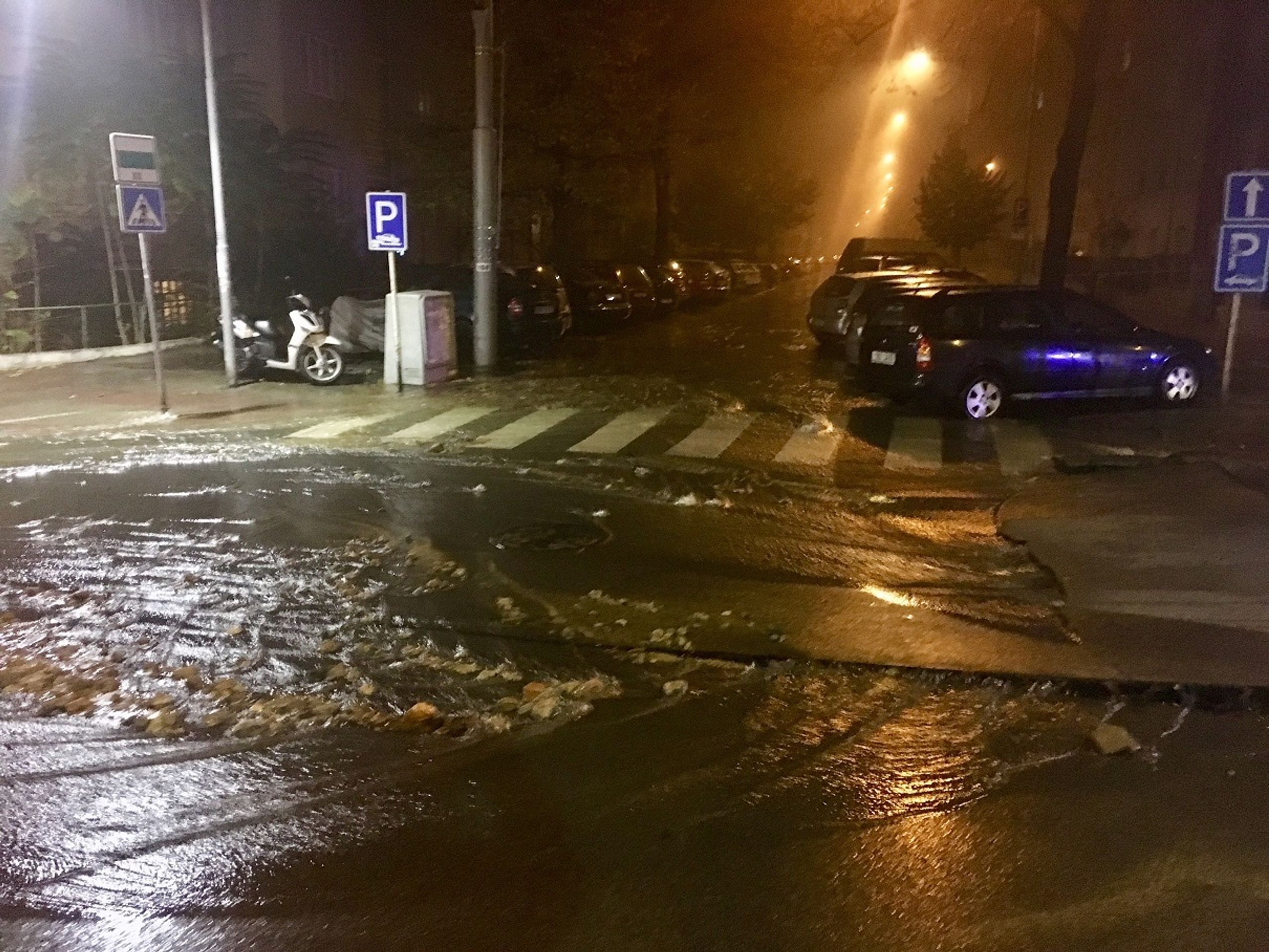 V Brně prasklo potrubí, voda zalila ulici - 13 - GALERIE: V Brně v noci prasklo vodovodní potrubí, ulici zalila voda (1/13)