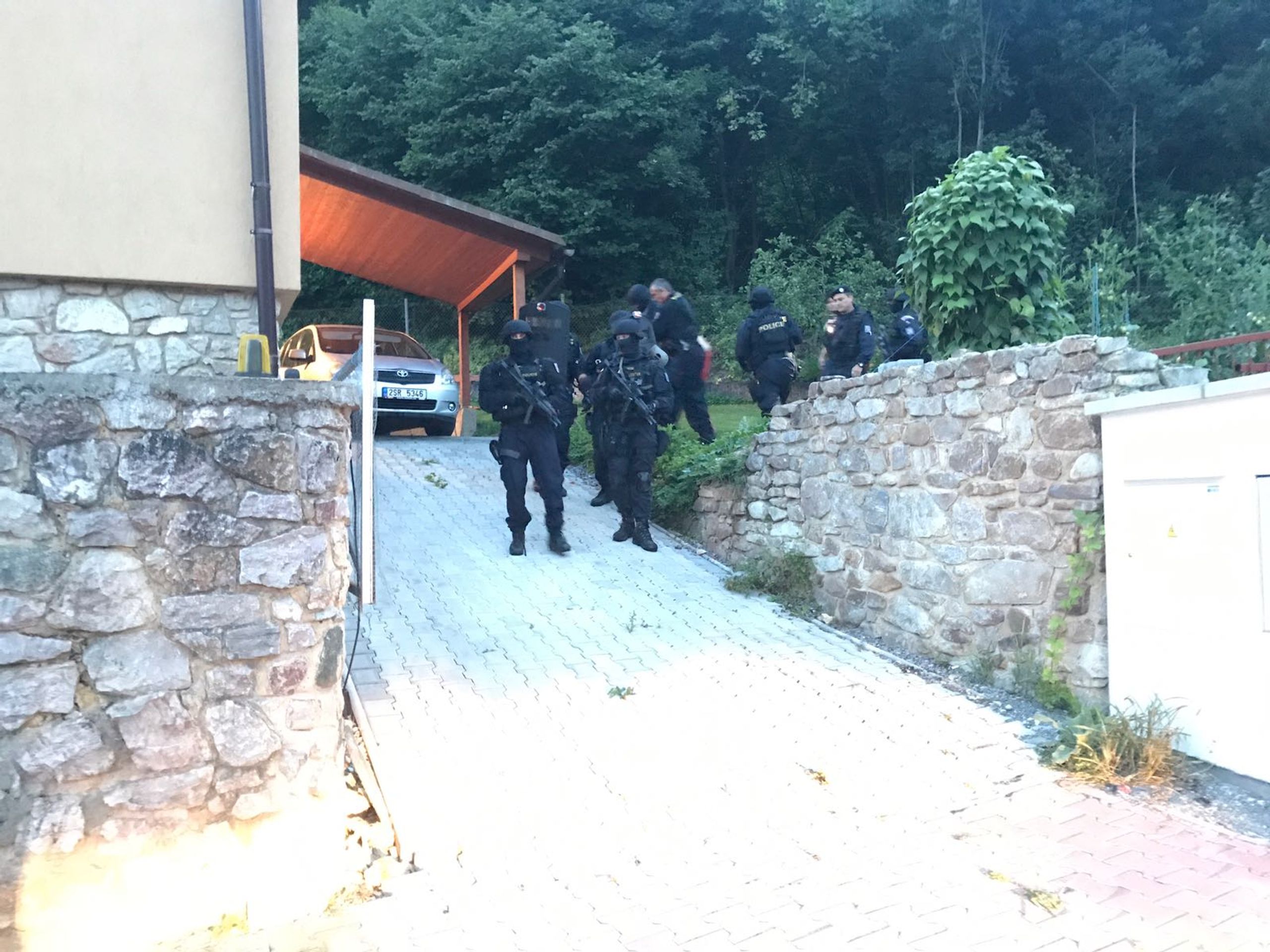 Muž na ubytovně v Praze mával pistolí, pak střílel - GALERIE: Střelba v pražském Radotíně (5/5)