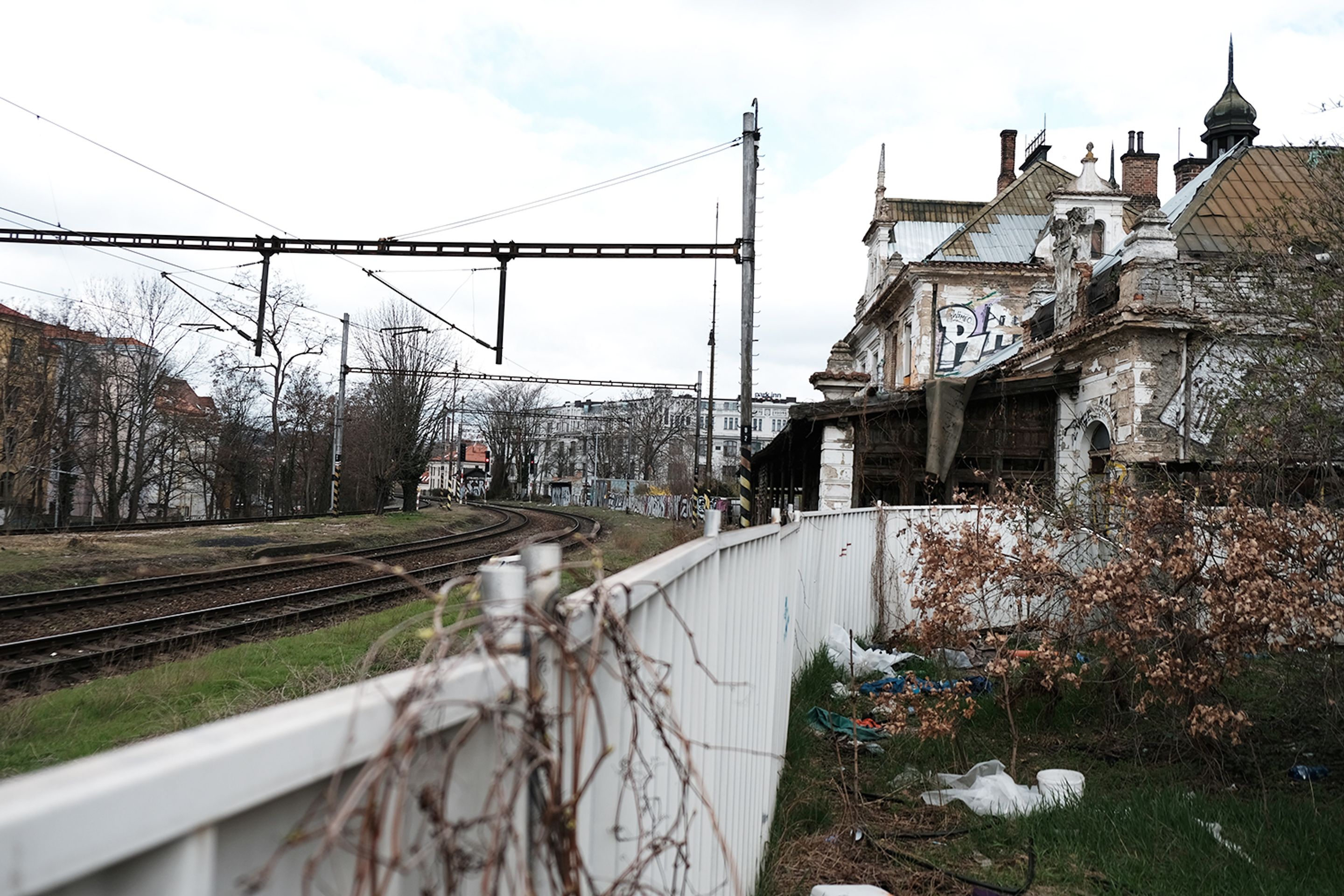 Nádraží Vyšehrad v Praze chátrá - 7 - GALERIE: Nádraží Vyšehrad v Praze chátrá (14/19)