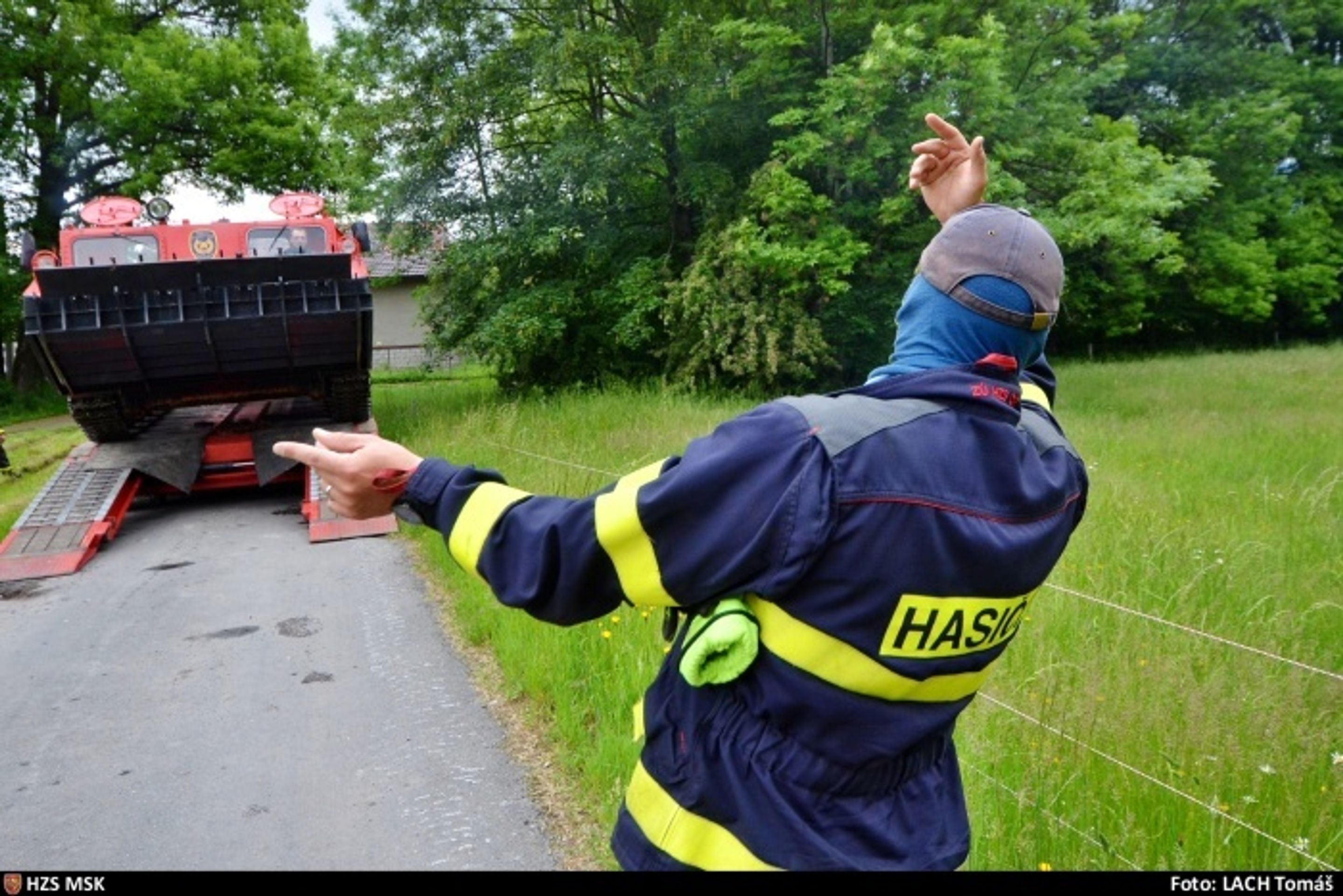 Záchrana a vytažení auta u brodu přes Morávku - 17 - GALERIE: Záchrana a vytažení auta u brodu přes Morávku (17/17)