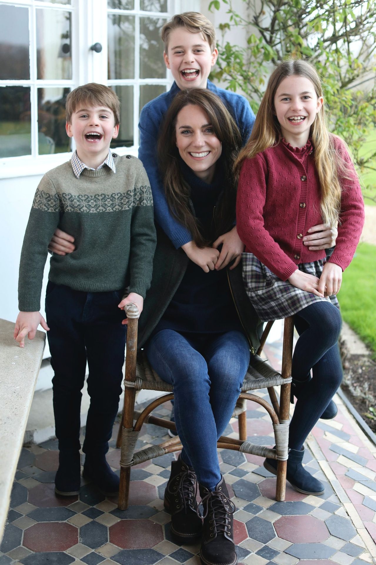 Fotografie princezny Kate s dětmi zveřejněná na Den žen, 8. 3. 2024 - Princezna Kate - nesrovnalosti na fotografii (5/5)