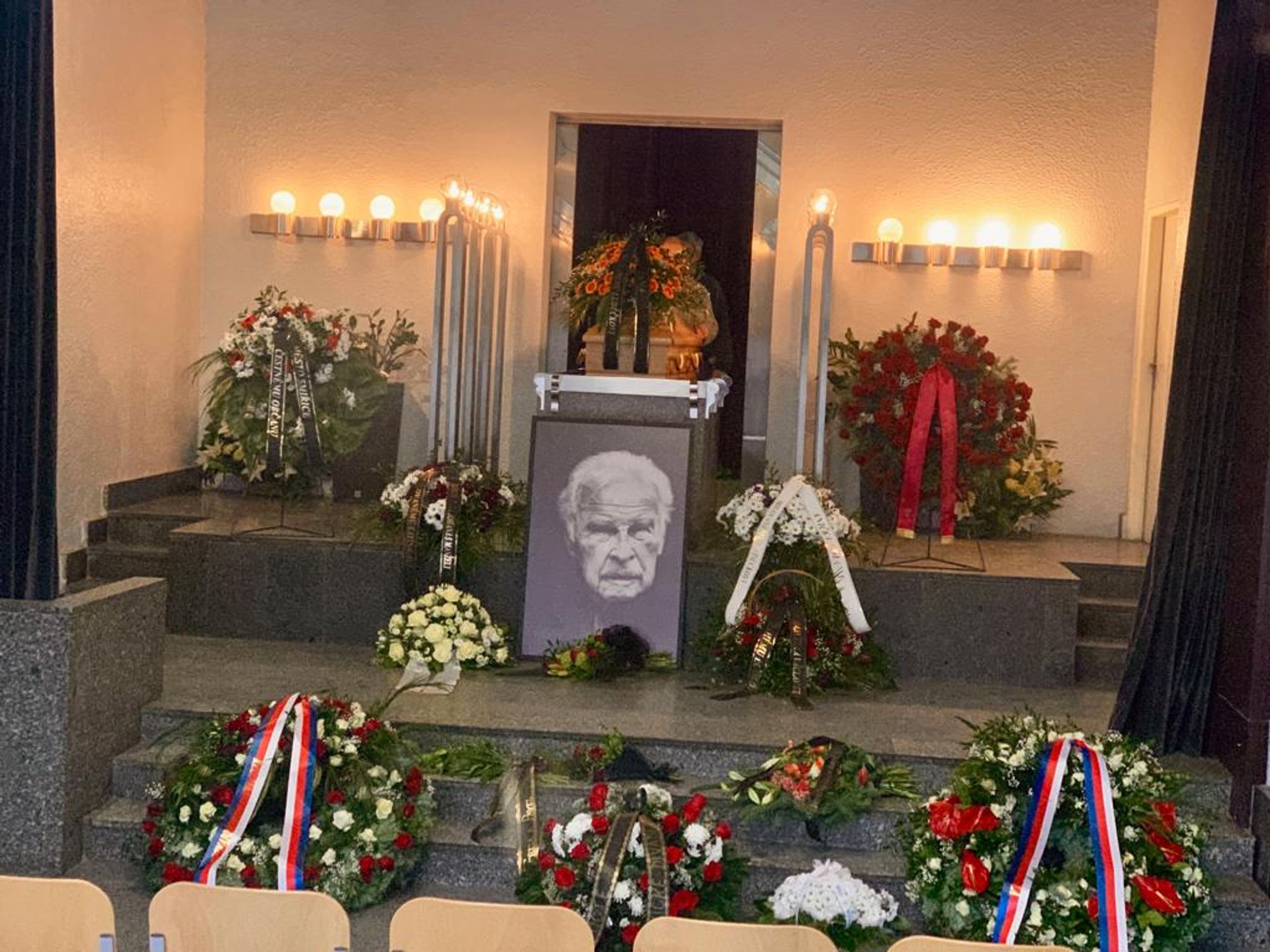 Rodinné rozloučení s Luďkem Munzarem v krematoriu Motol - GALERIE: Lidé se loučí s hercem Luďkem Munzarem (40/40)