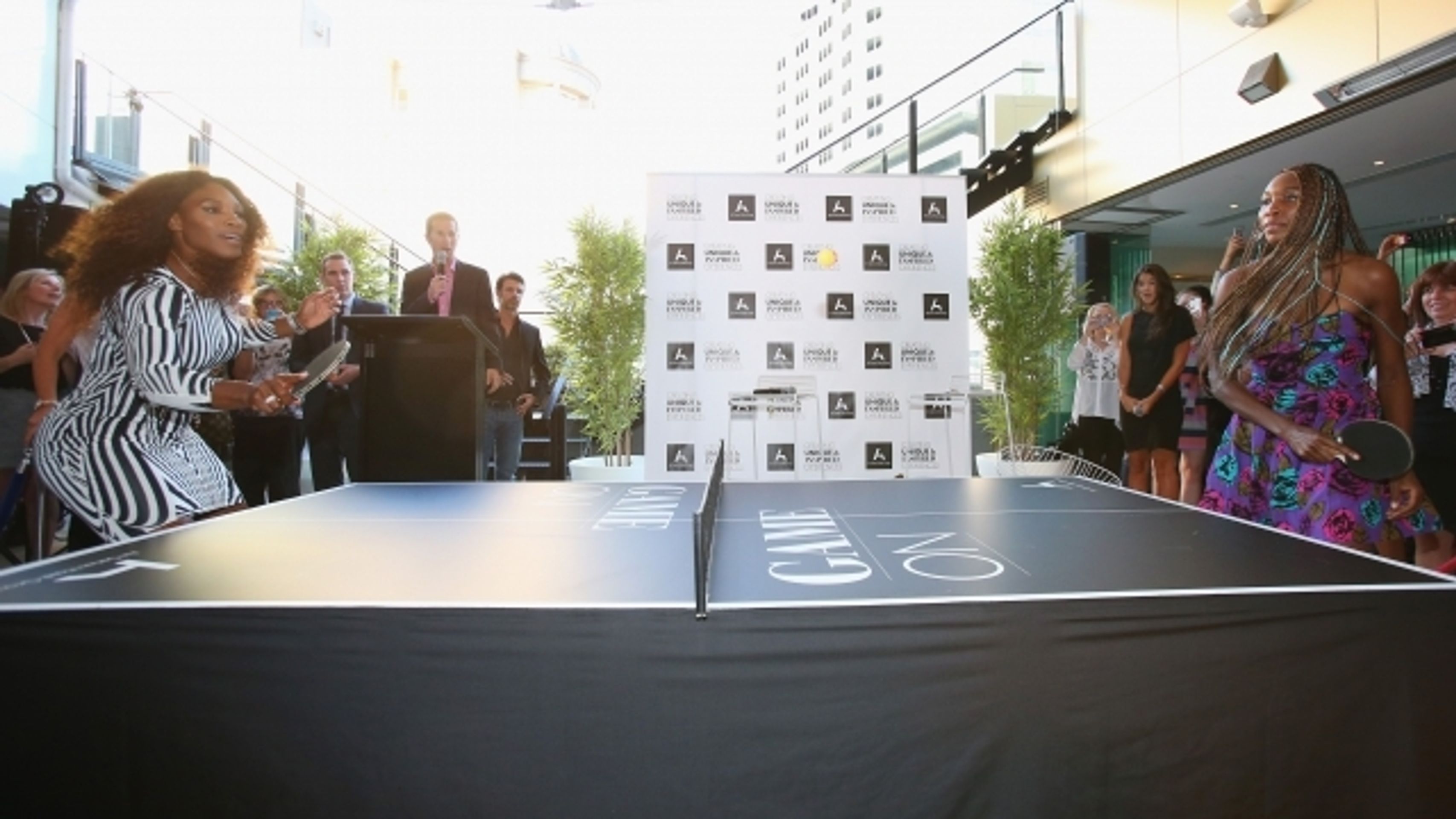 Serena a Venus v Austrálii - 2 - GALERIE: Serena a Venus hrají pingpong (6/8)