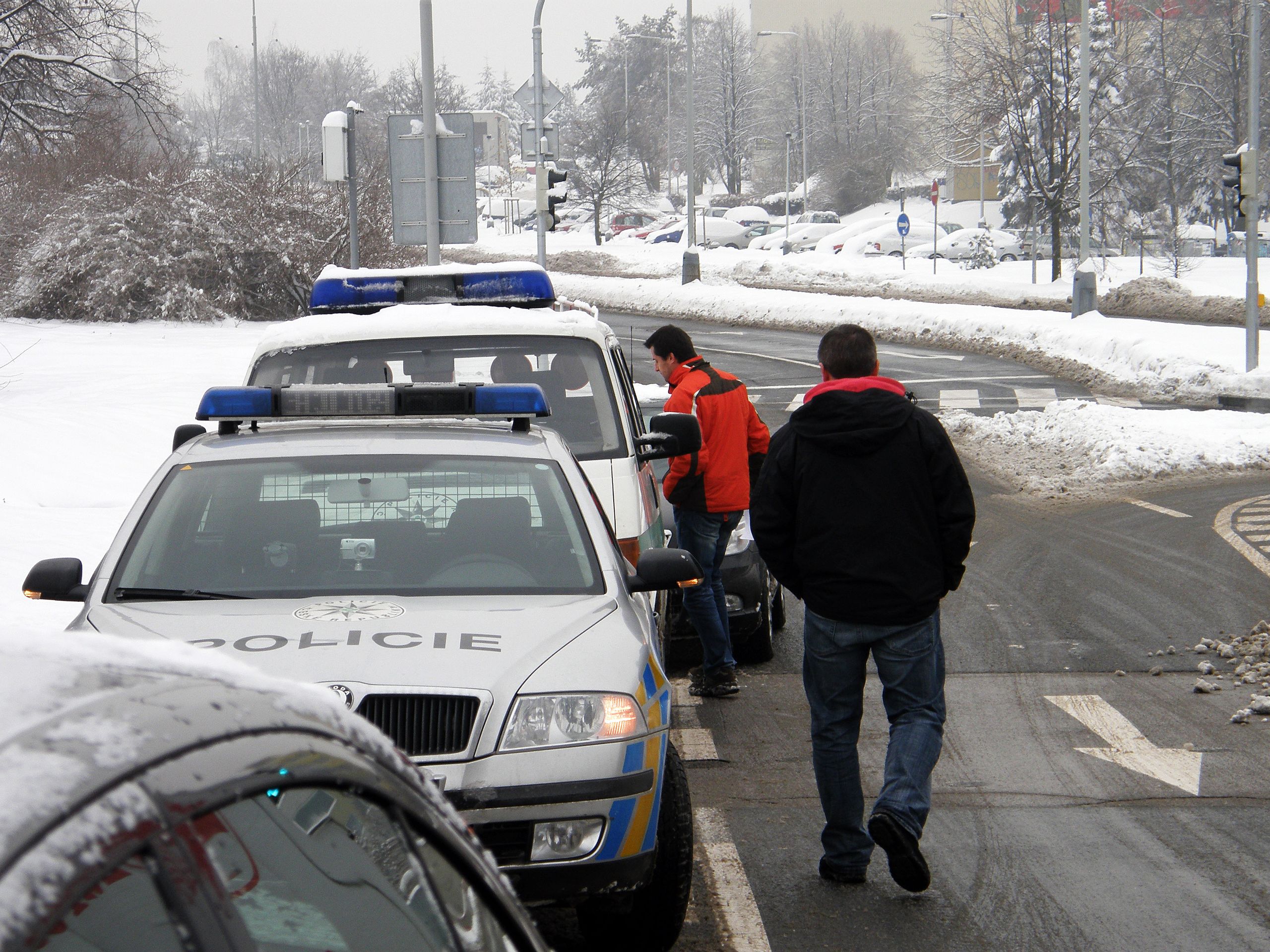 Policisté našli v kufru spoutaného právníka-4 - GALERIE: v Praze unesli právníka, pak s ním bourali (3/4)