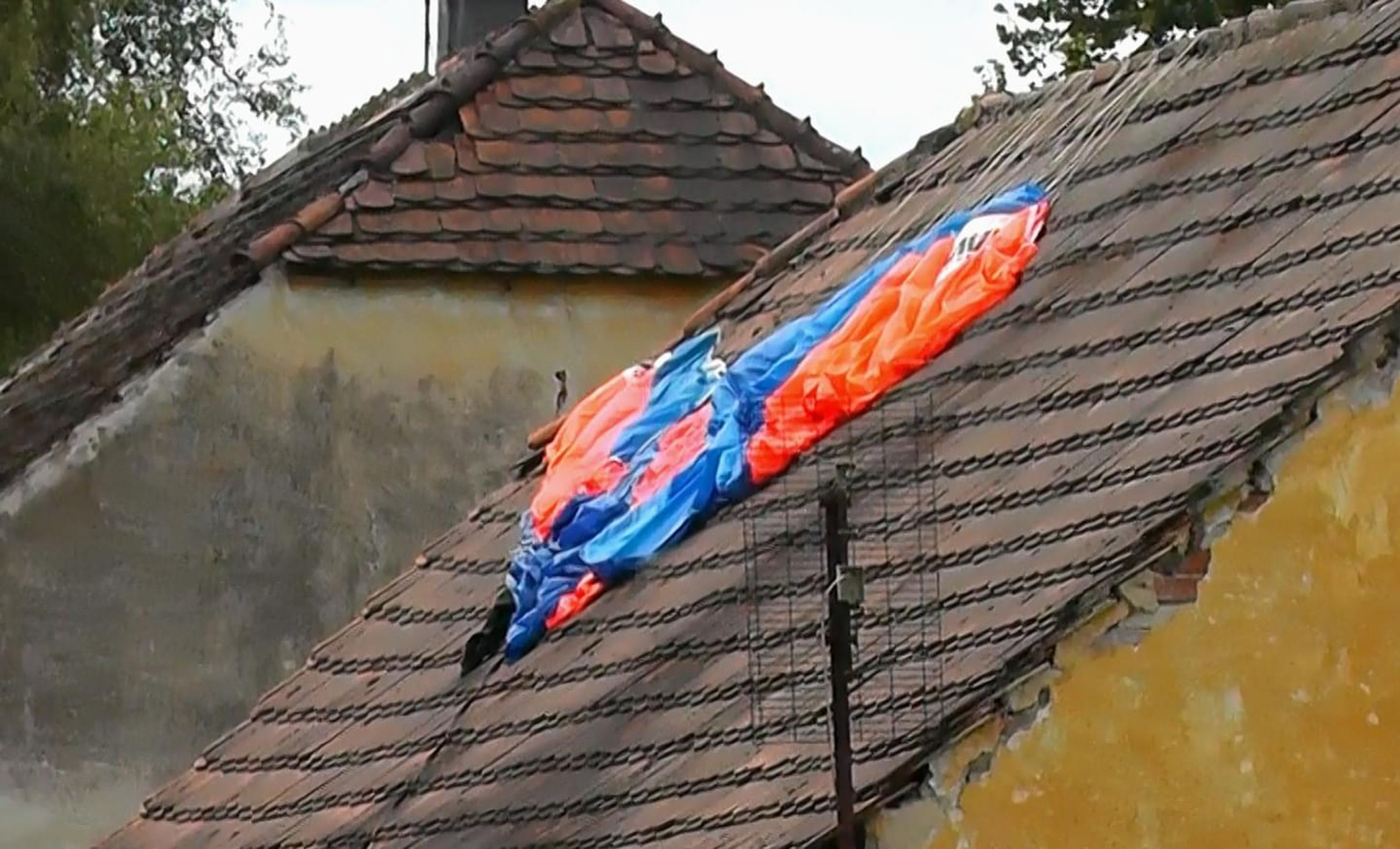 Parašutiska dopadla na střechu domu - 2 - GALERIE: Pád parašutistky (2/4)